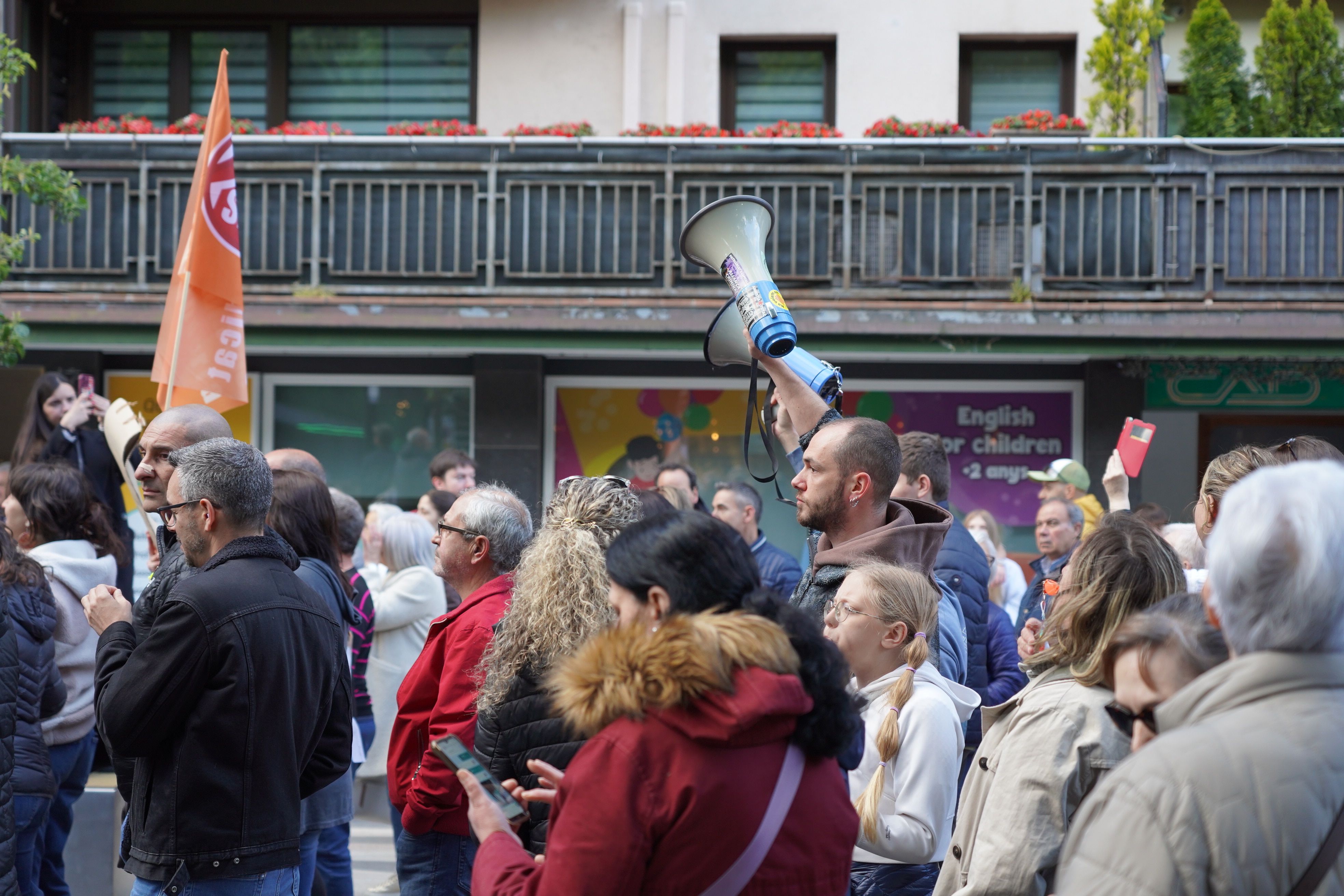 Els megàfons, ben amunt durant el pas per Prat de la Creu. Els megàfons, ben amunt durant el pas per Prat de la Creu.