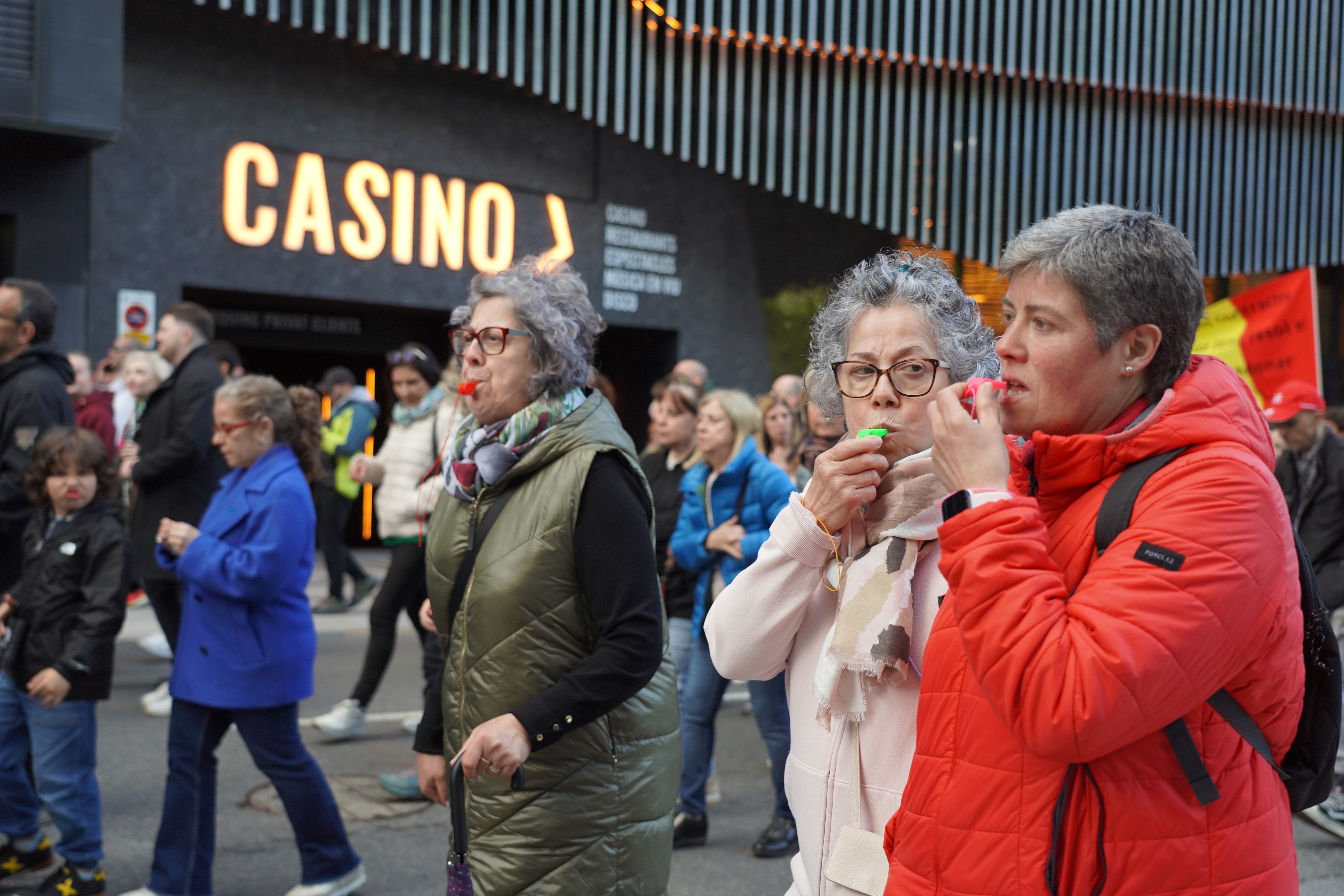 Tres dones xiulen davant el Casino. Tres dones xiulen davant el Casino.