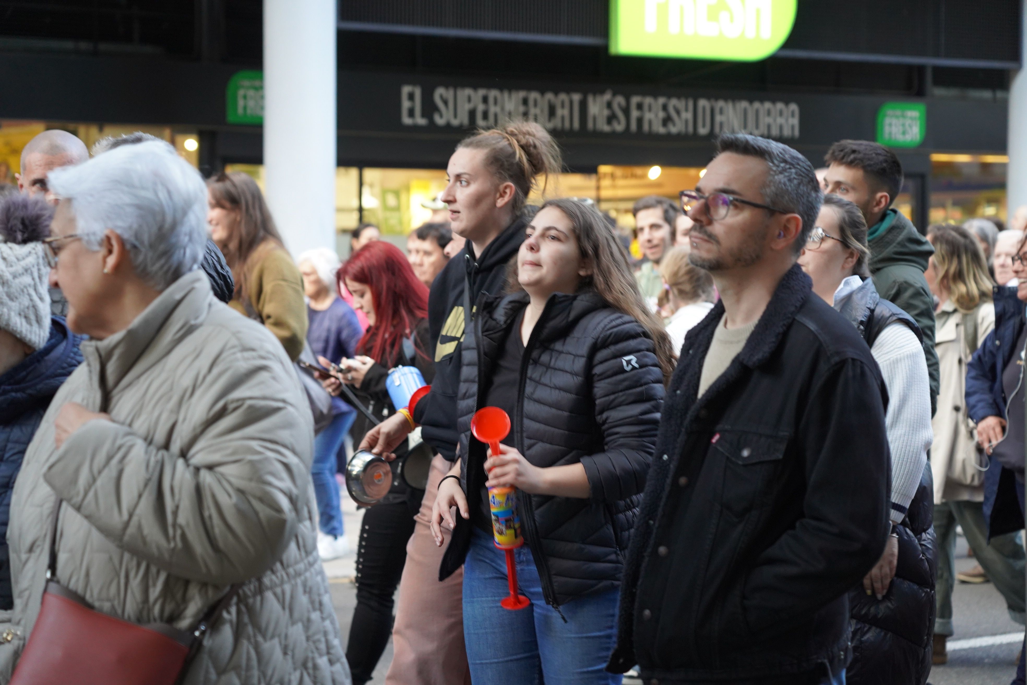 Pares, mares i fills, durant la protesta. Pares, mares i fills, durant la protesta.