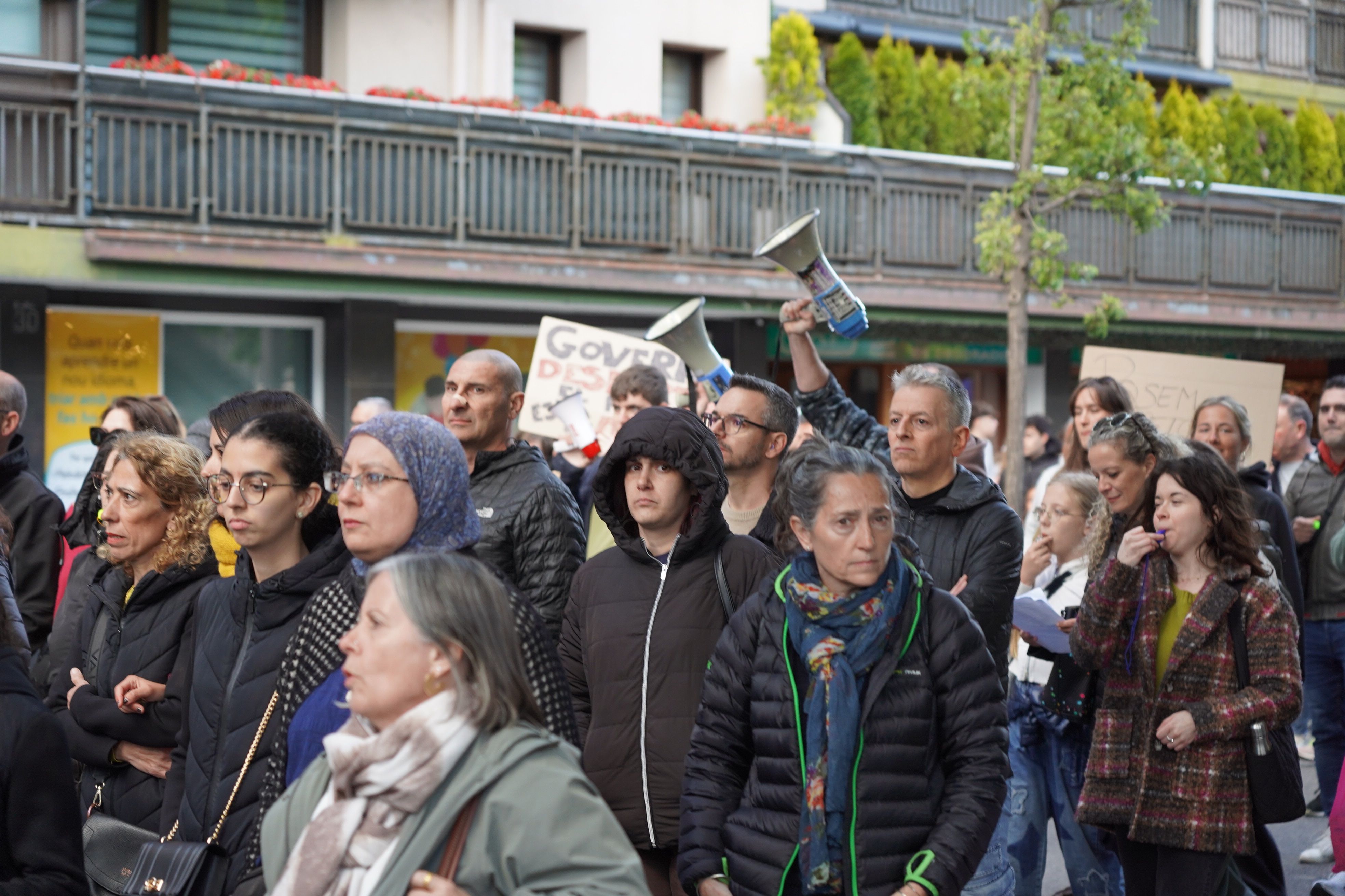Manifestants de totes les edats s'han ajuntat per fer més força contra la problemàtica de l'habitatge. Manifestants de totes les edats s'han ajuntat per fer més força contra la problemàtica de l'habitatge.