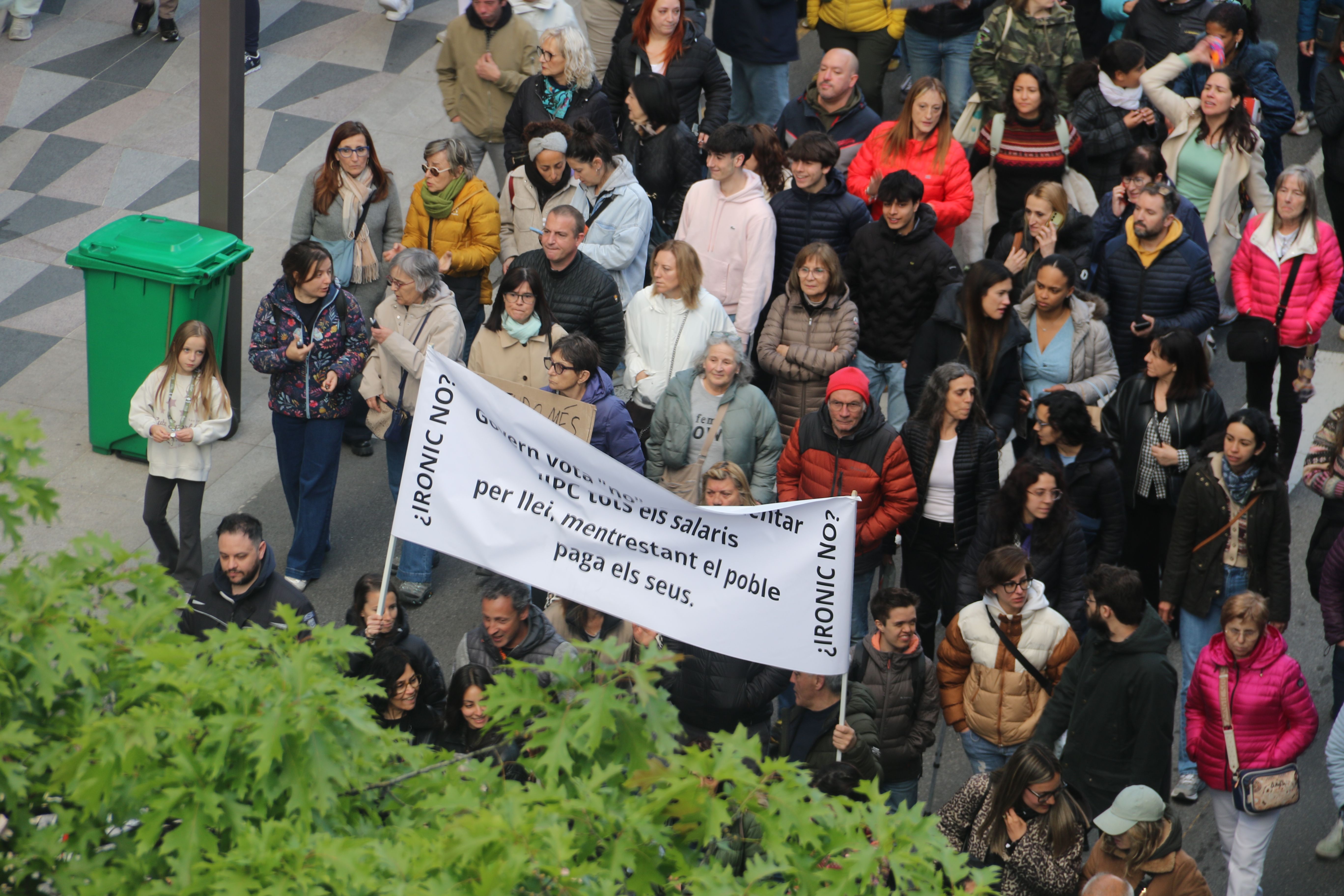 Els joves, molt actius durant la manifestació. Els joves, molt actius durant la manifestació.