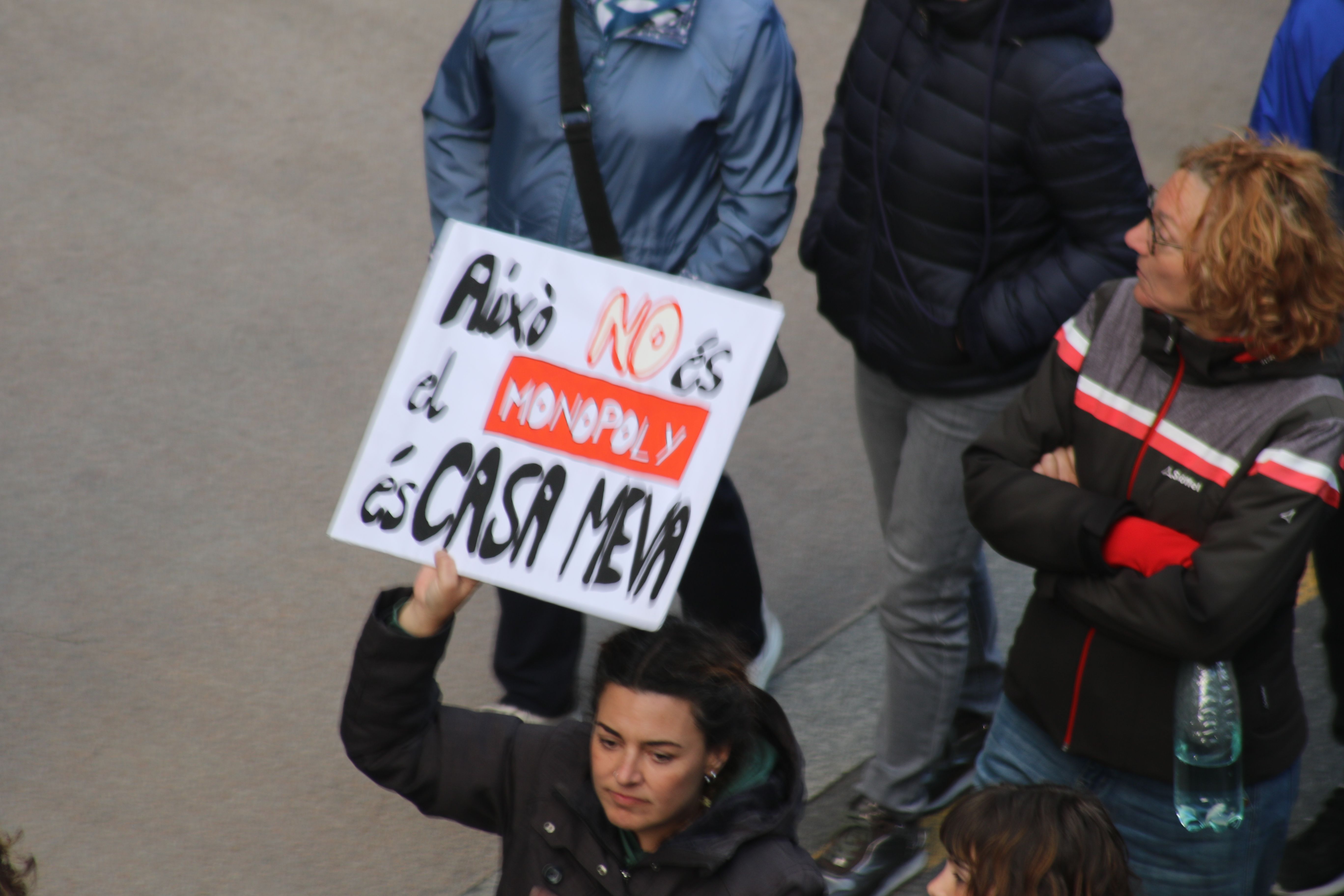 'Això no és el Monopoly, és casa meva', una altra de les frases de les protestes. 'Això no és el Monopoly, és casa meva', una altra de les frases de les protestes.