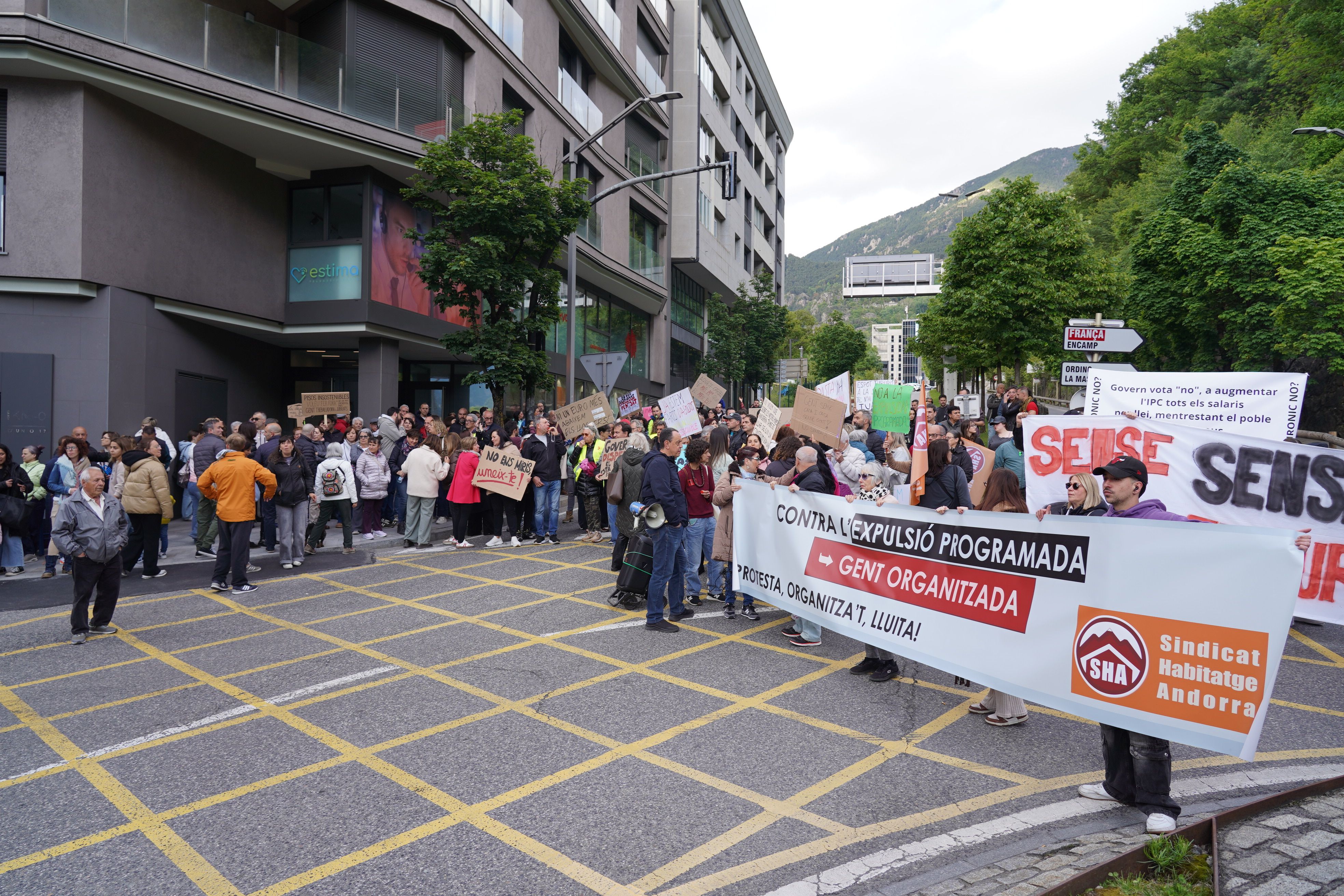 Els manifestants a punt de començar la marxa.