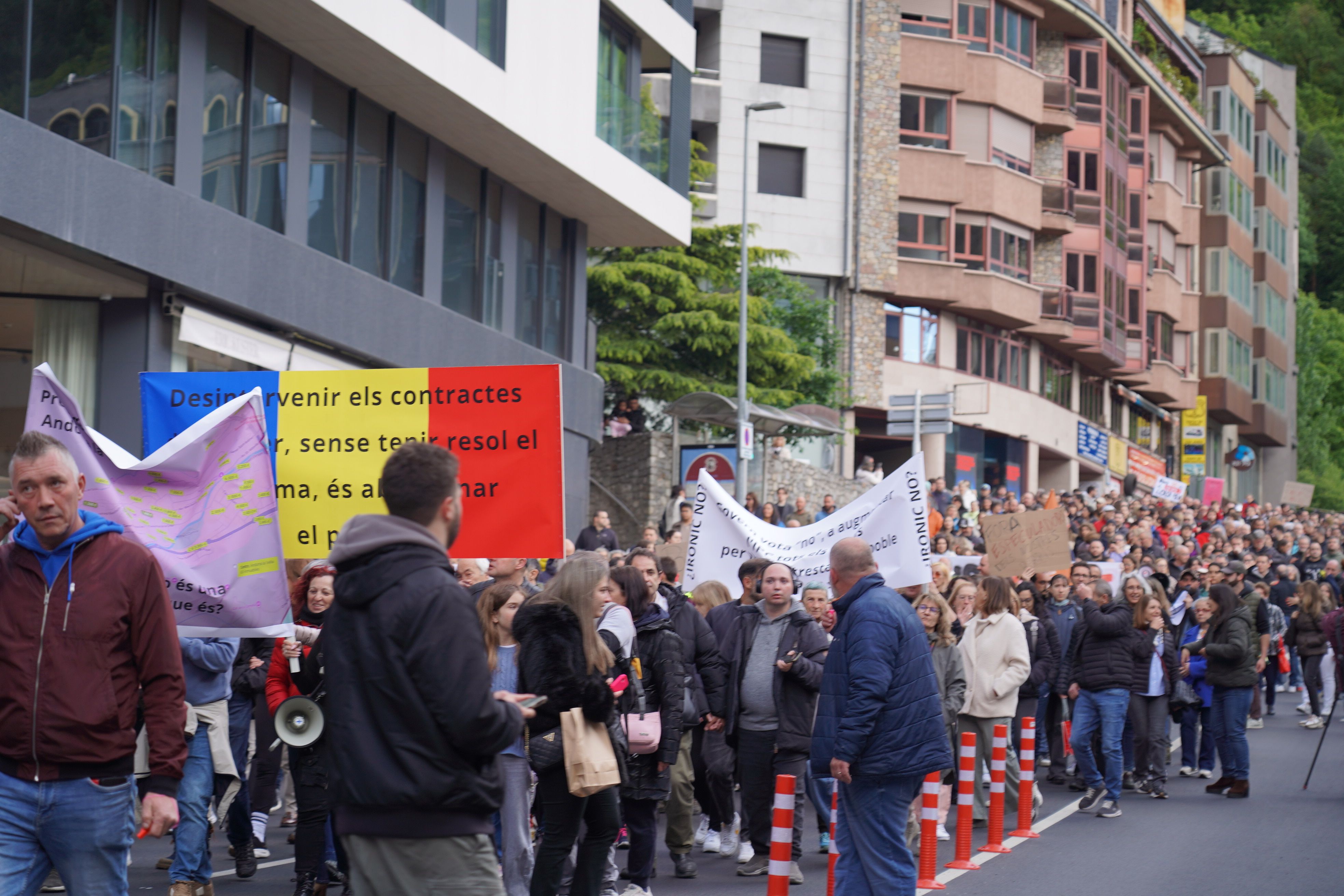 La manifestació al seu pas pel carrer de la Unió.