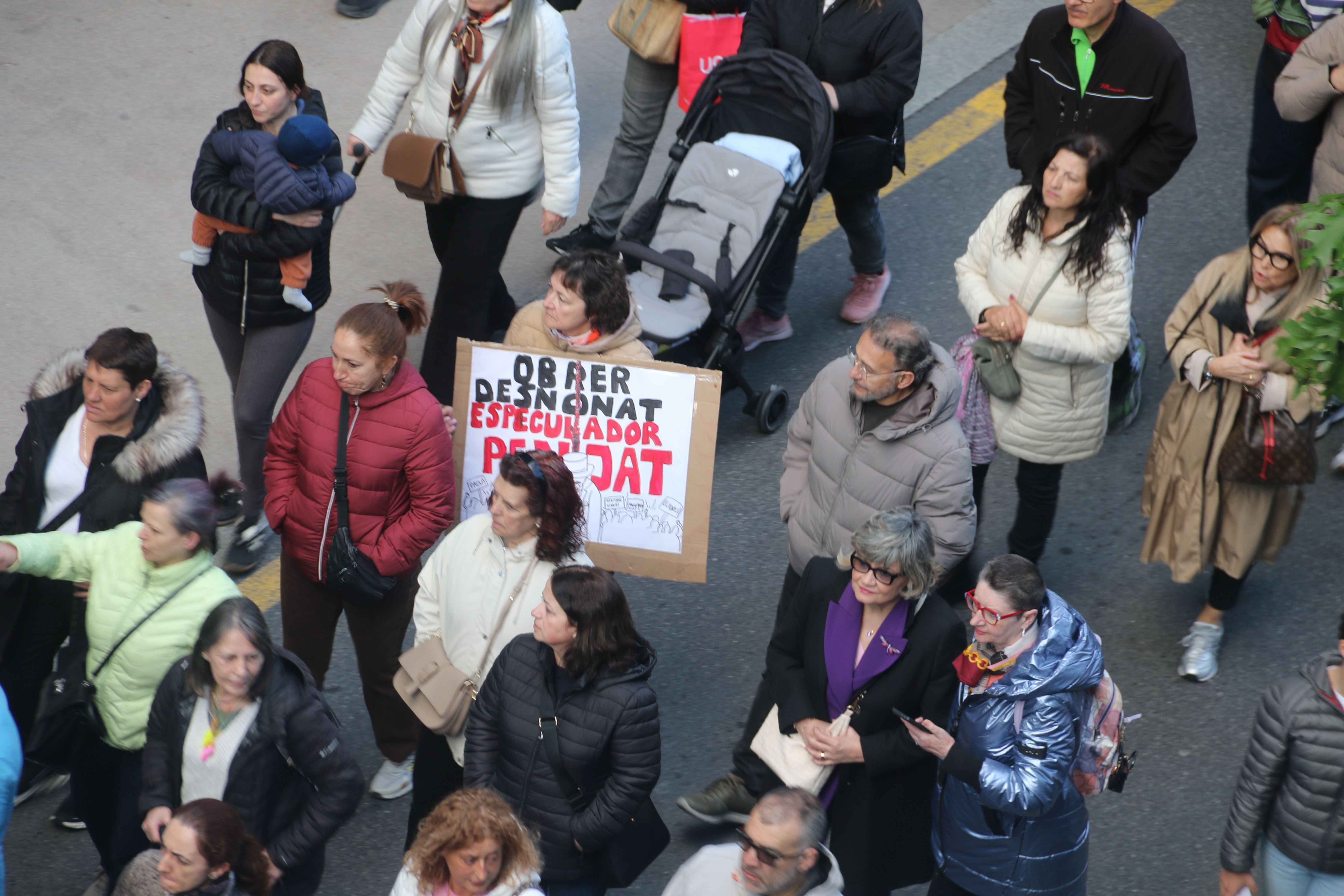 Els manifestants per Prat de la Creu. 