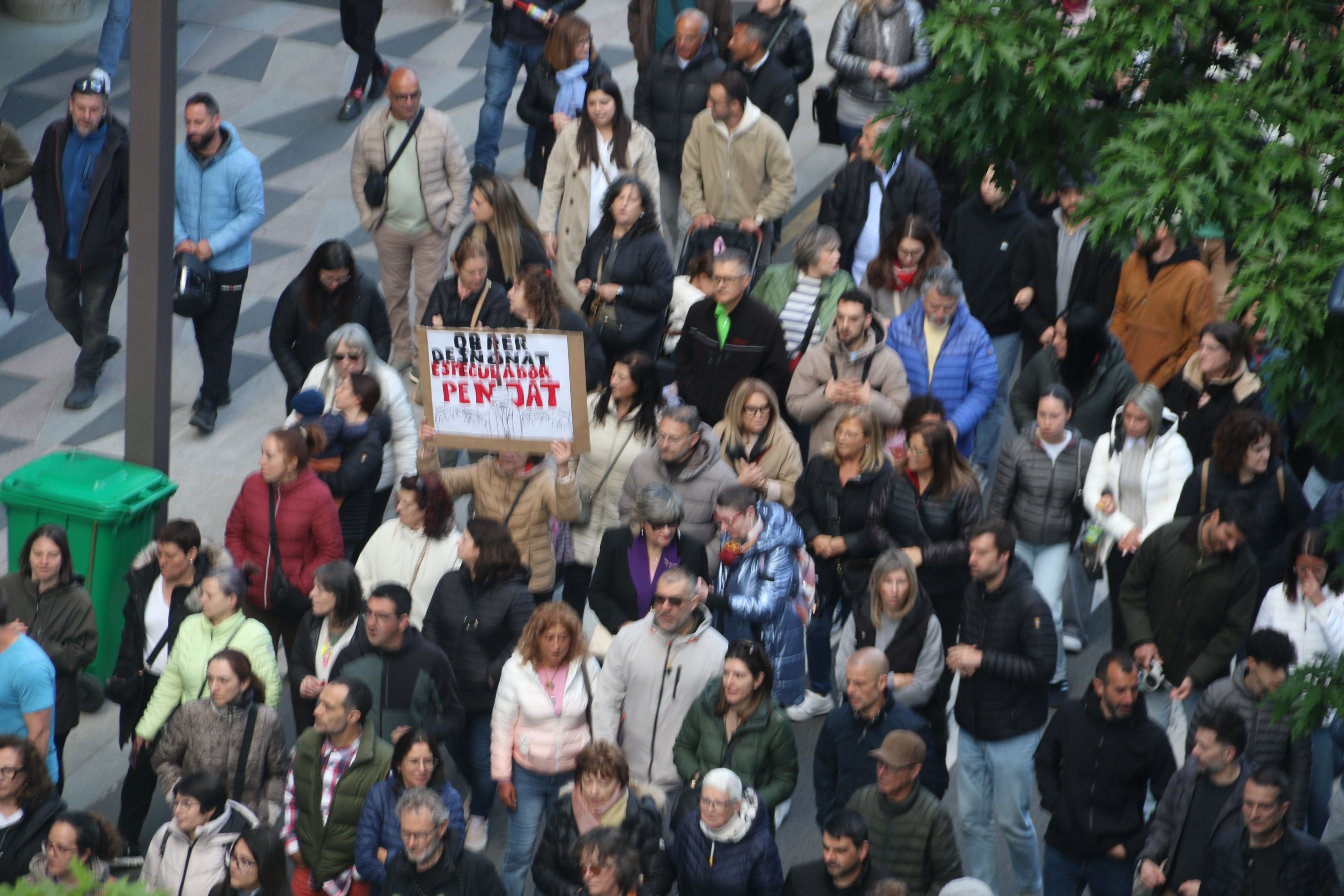 Els manifestants per Prat de la Creu. 