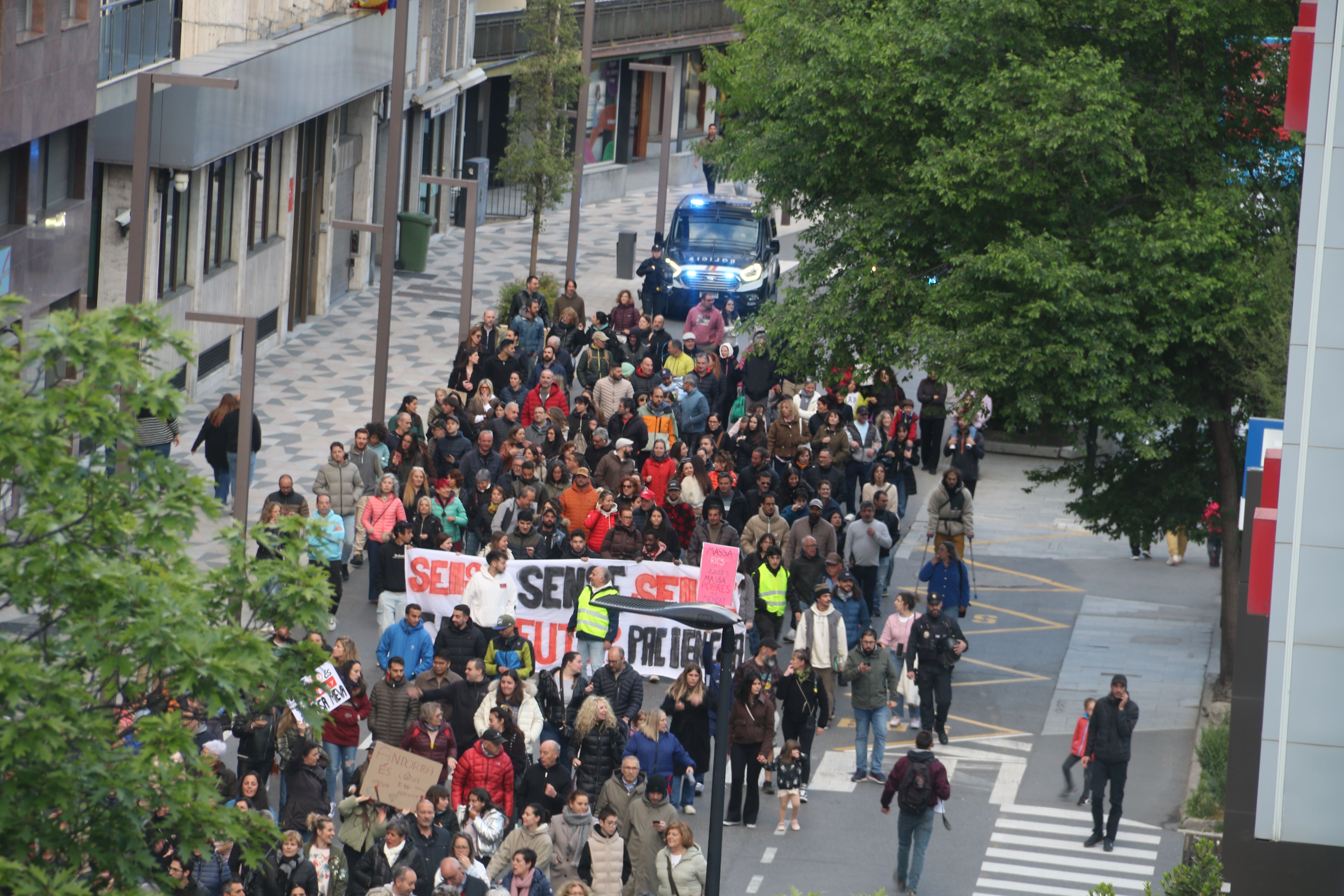 Els manifestants per Prat de la Creu. 