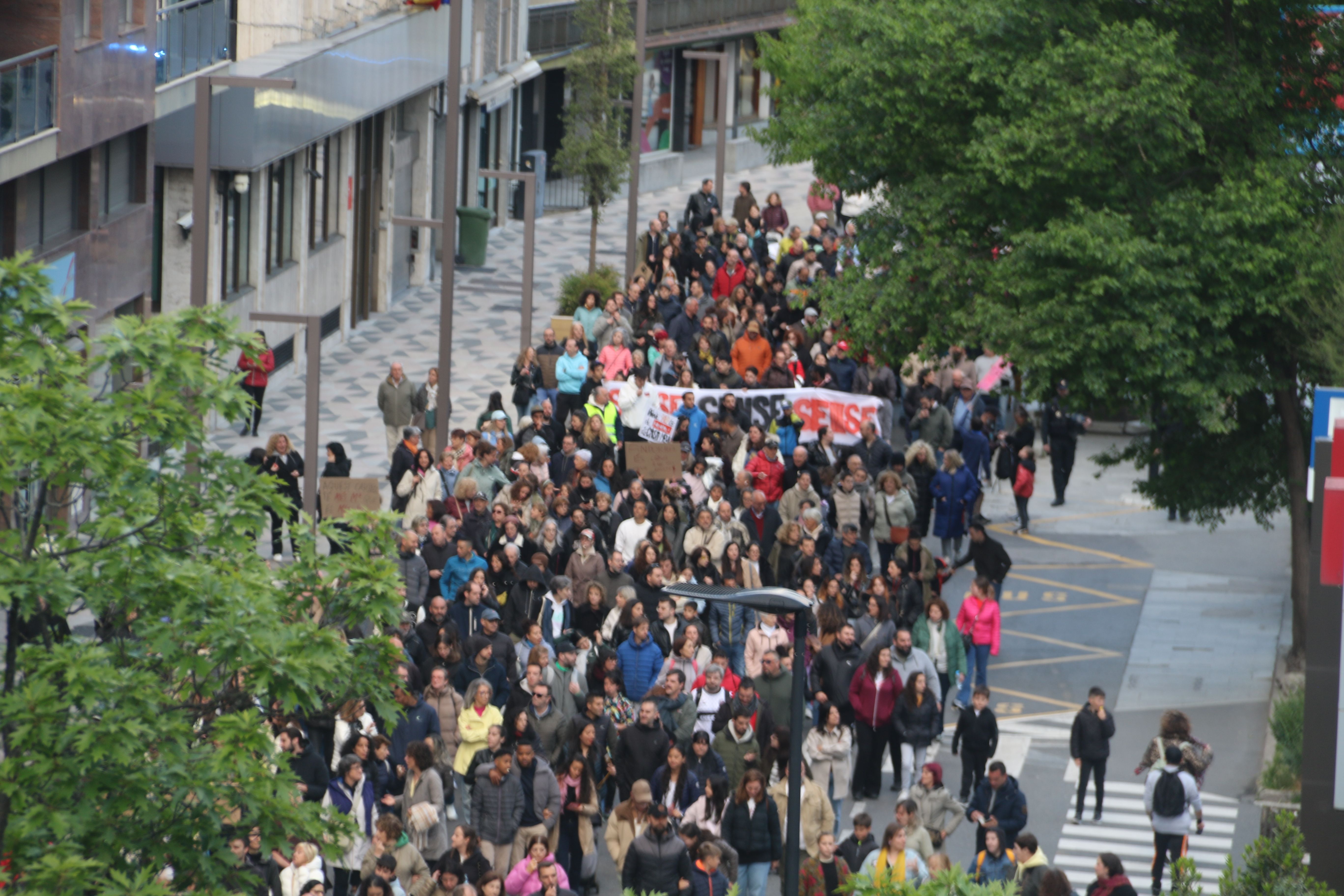 Els manifestants per Prat de la Creu. 