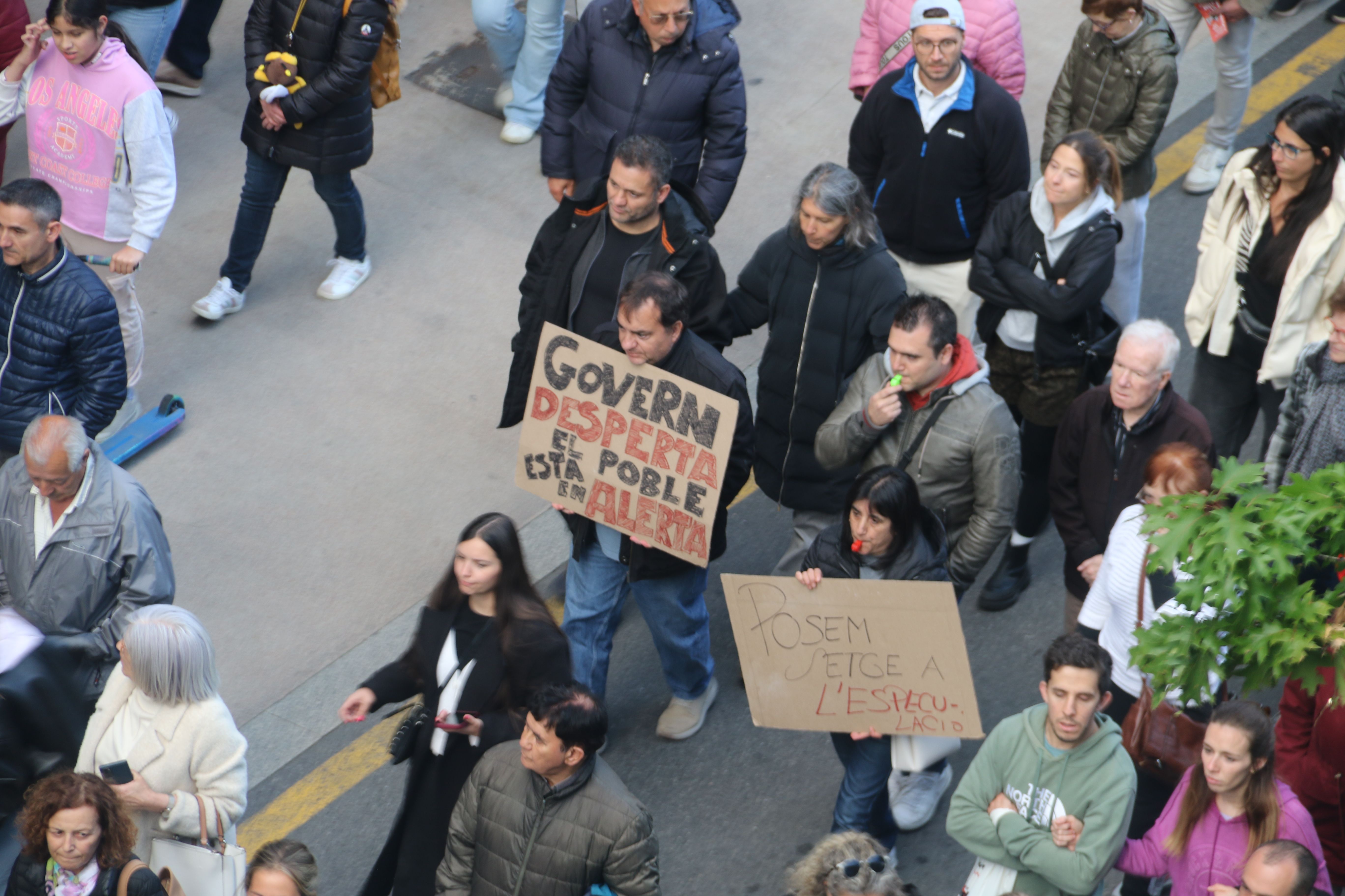 Els manifestants per Prat de la Creu. 