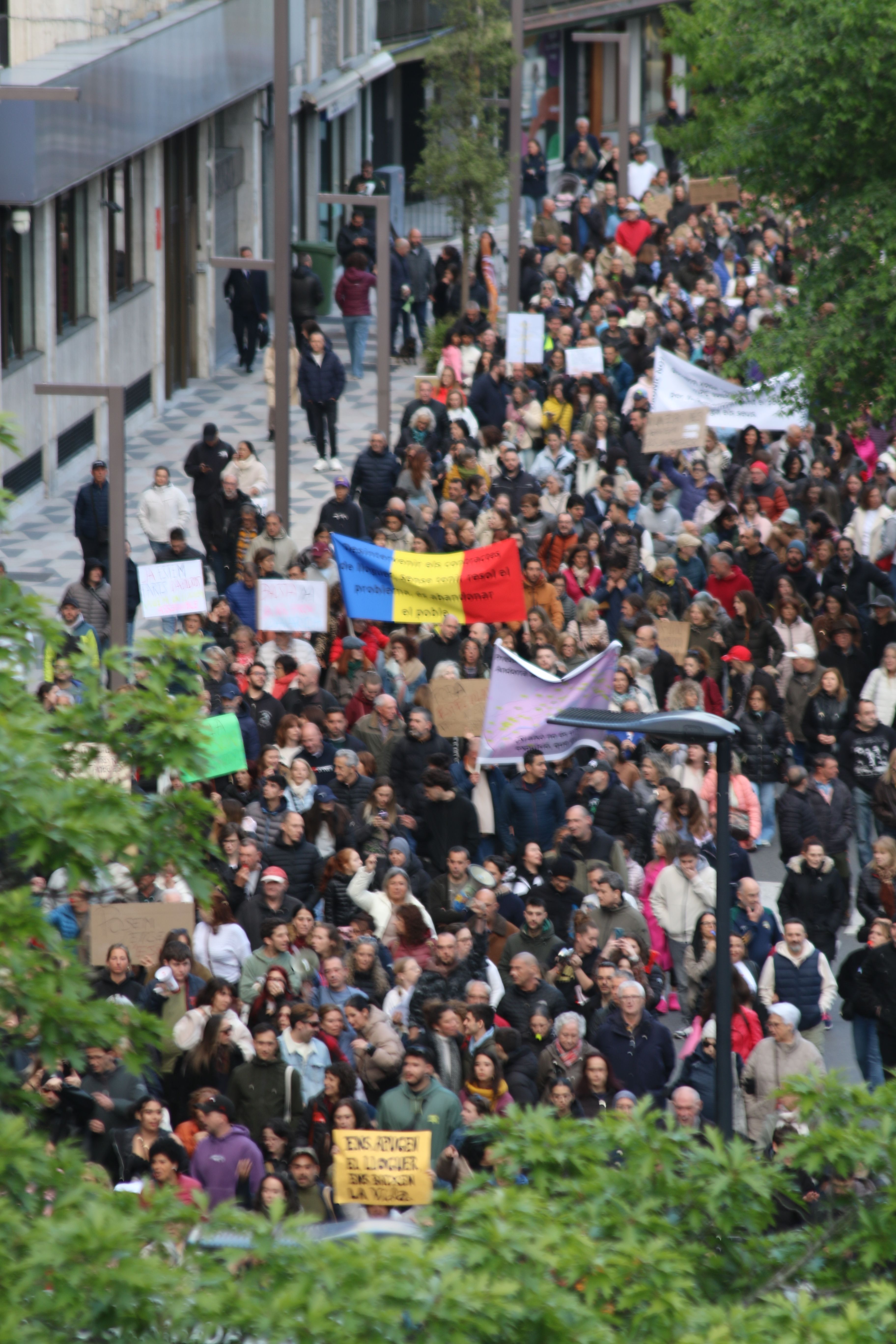 Els manifestants per Prat de la Creu. 
