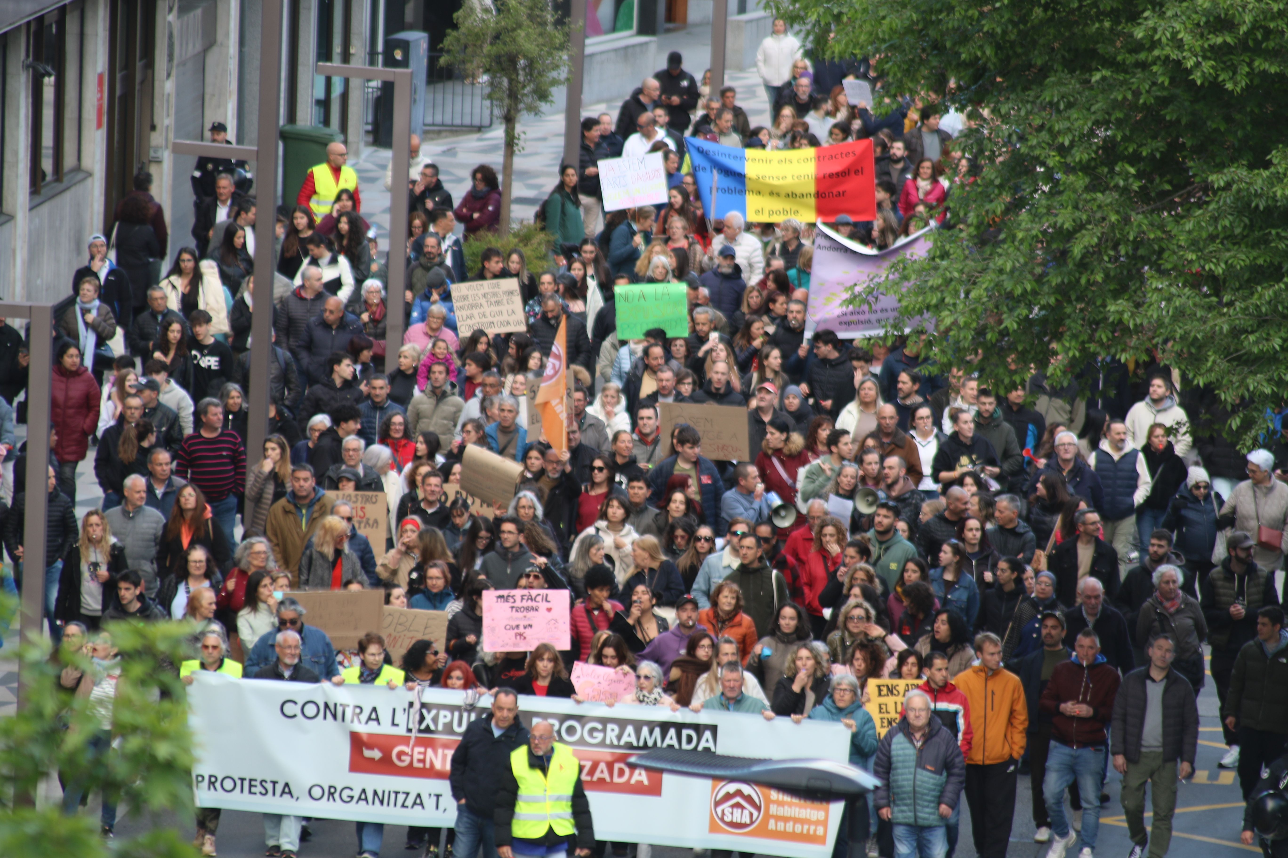 Els manifestants per Prat de la Creu. 