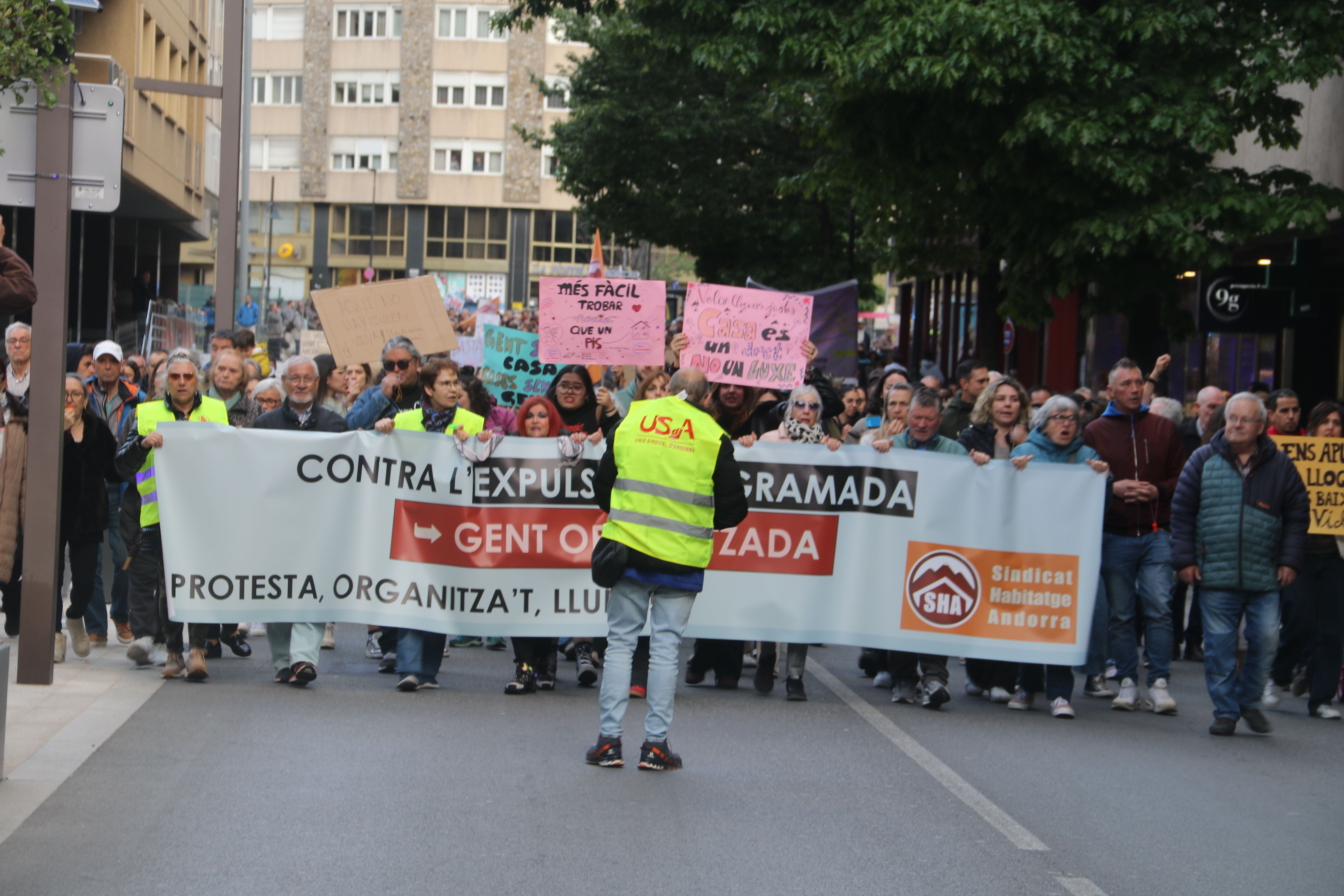Els manifestants per Prat de la Creu. 