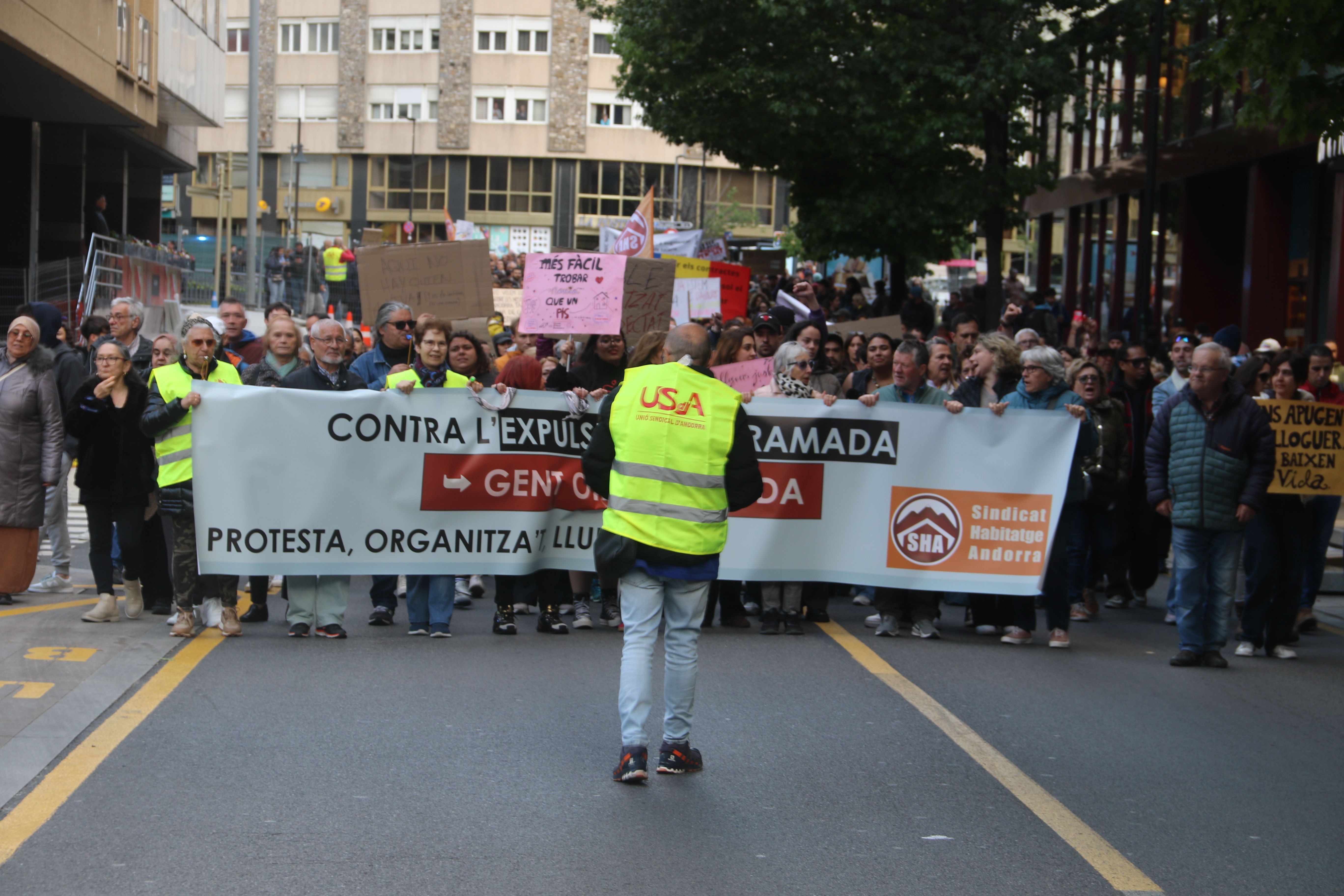Els manifestants per Prat de la Creu. 