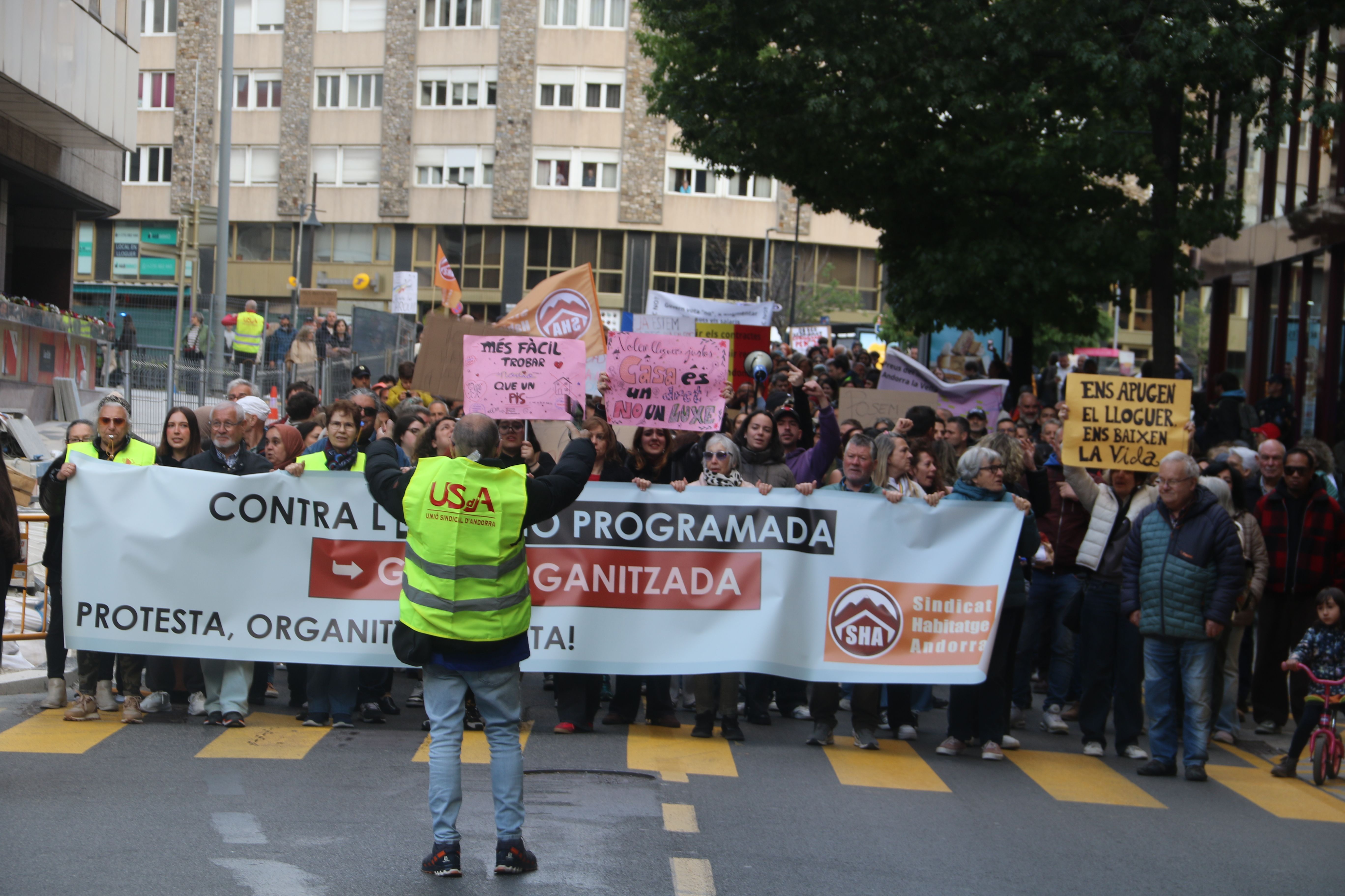 Els manifestants per Prat de la Creu. 