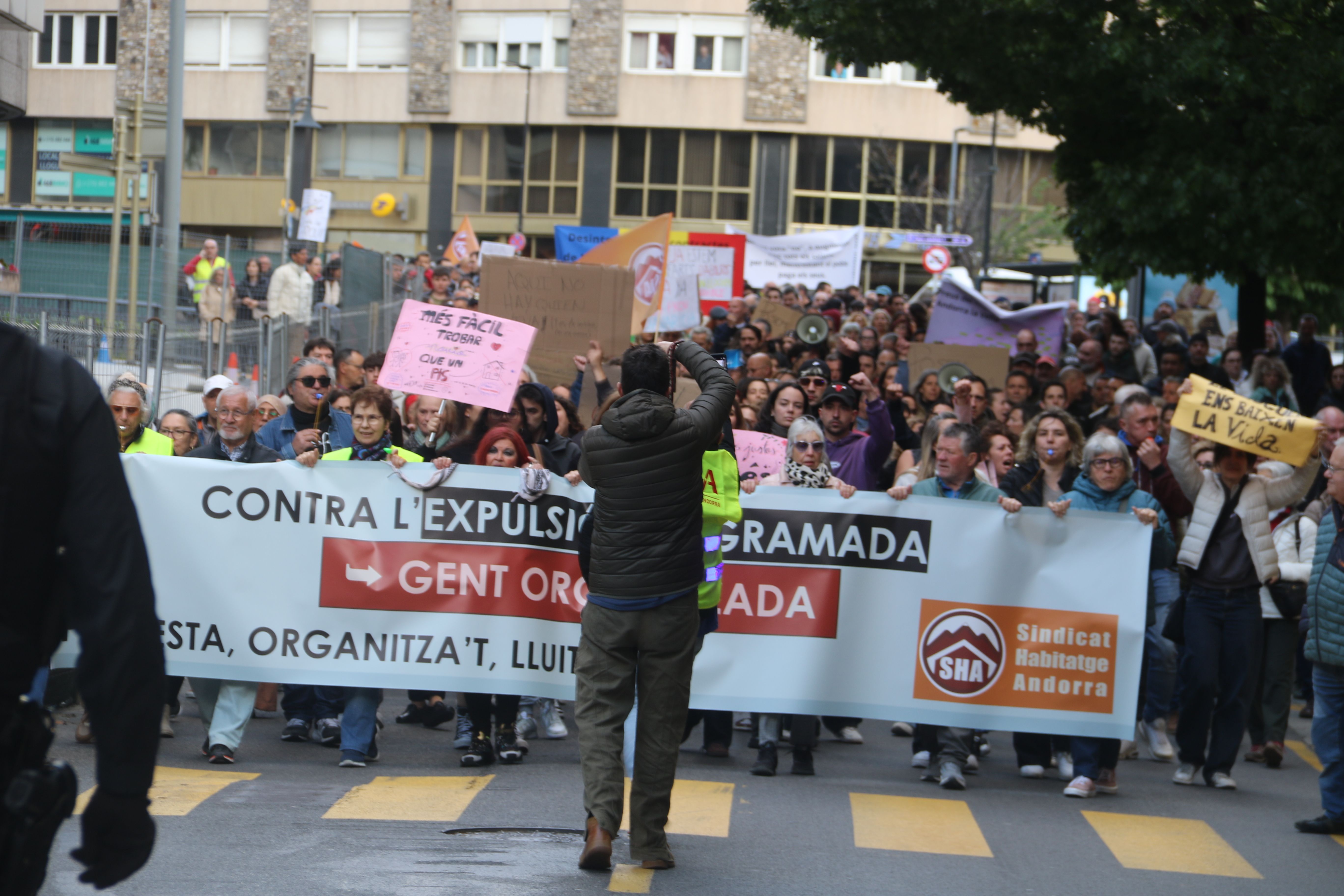 Els manifestants per Prat de la Creu. 