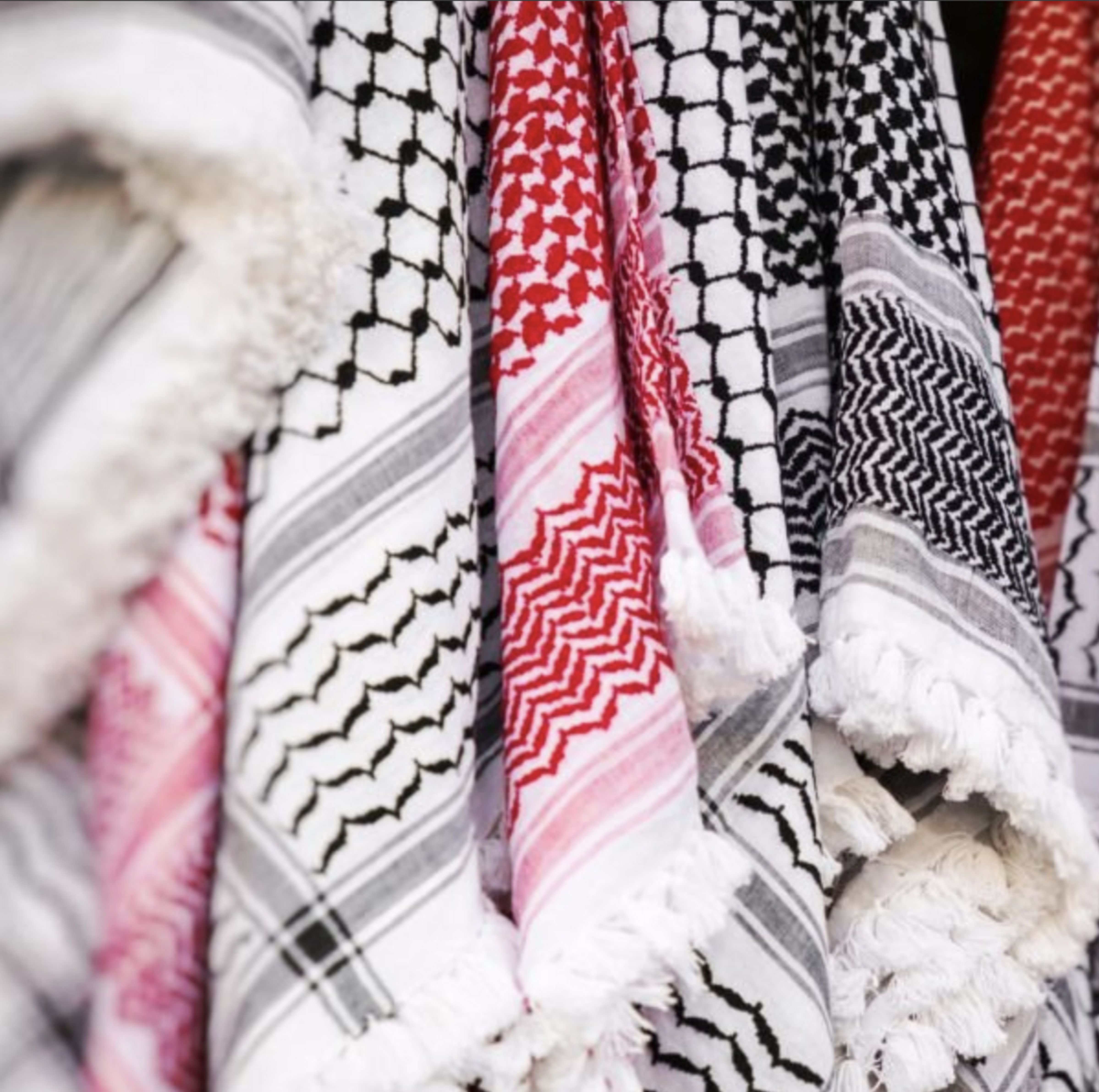 Una imatge de 'kufiyes' o mocadors palestins penjats.