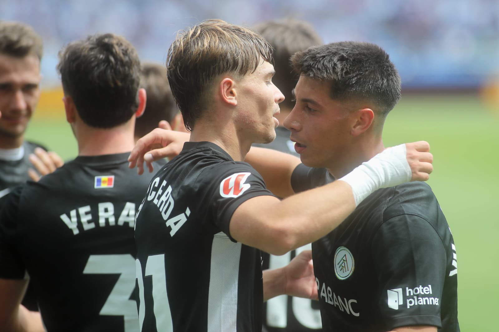 Josep Cerdà, abraçant-se amb Villahermosa després del primer gol.