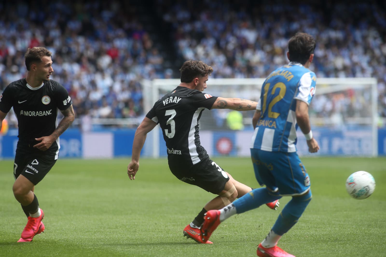 Yeray Cabanzón, provant el seu xut de llarga distància.