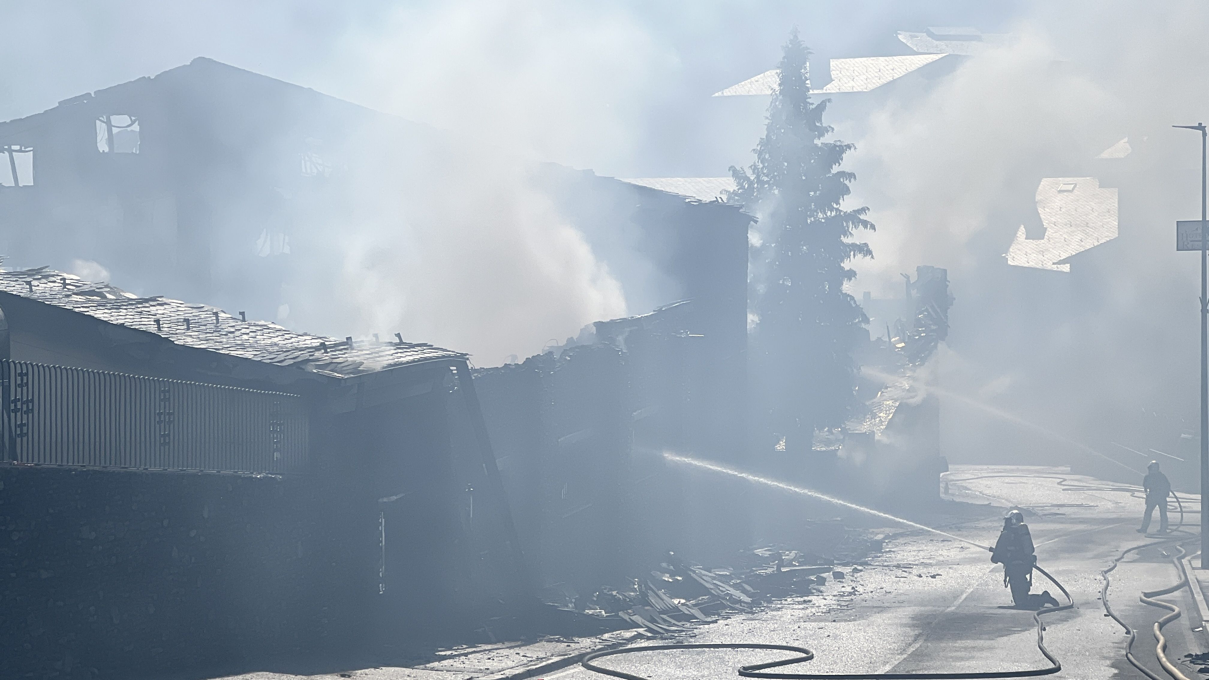 Els bombers mirant d'apagar el foc.