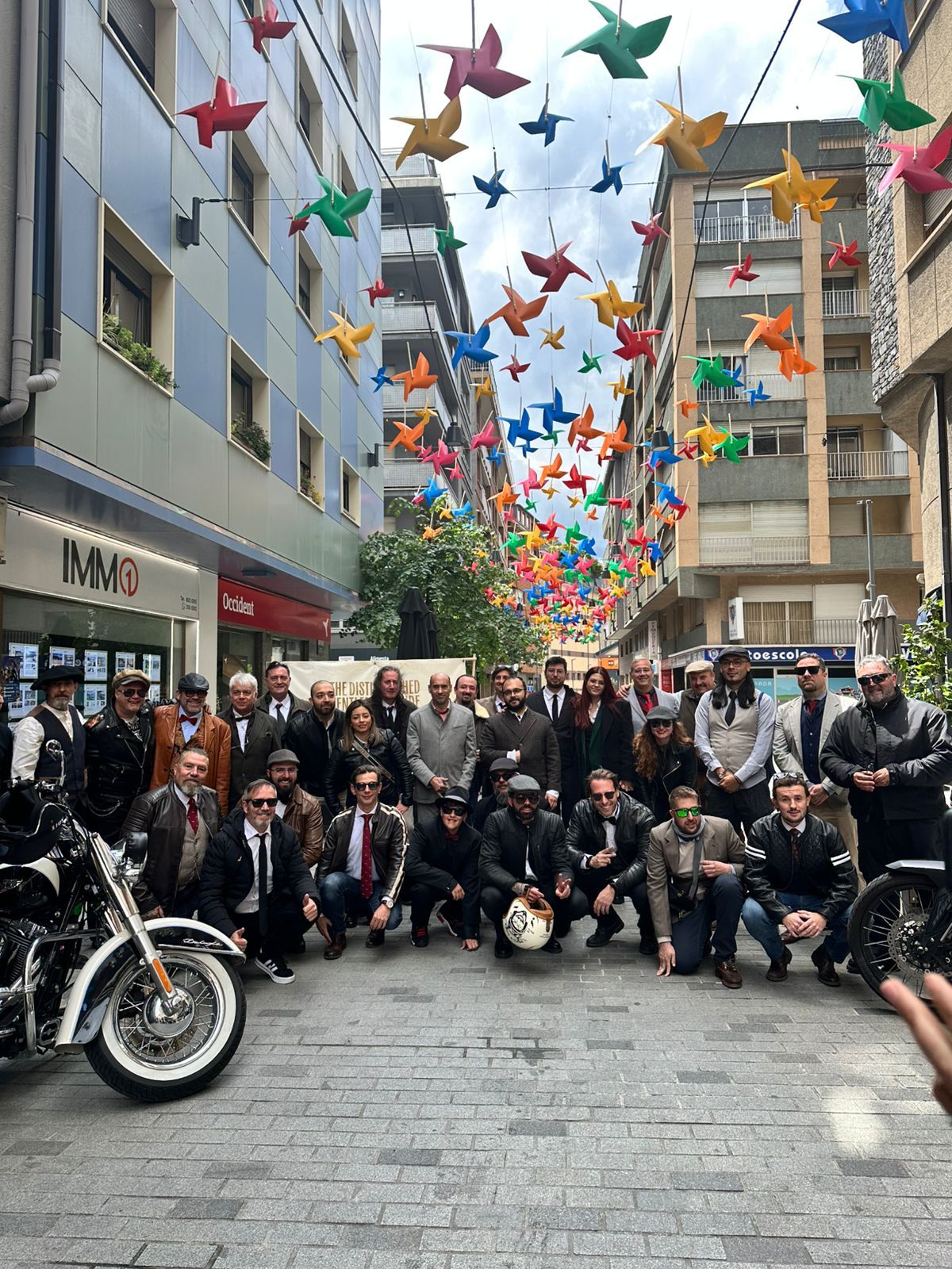 Els fans del motor que han assistit a la trobada del DGR, pels carrers de Riberaygua.