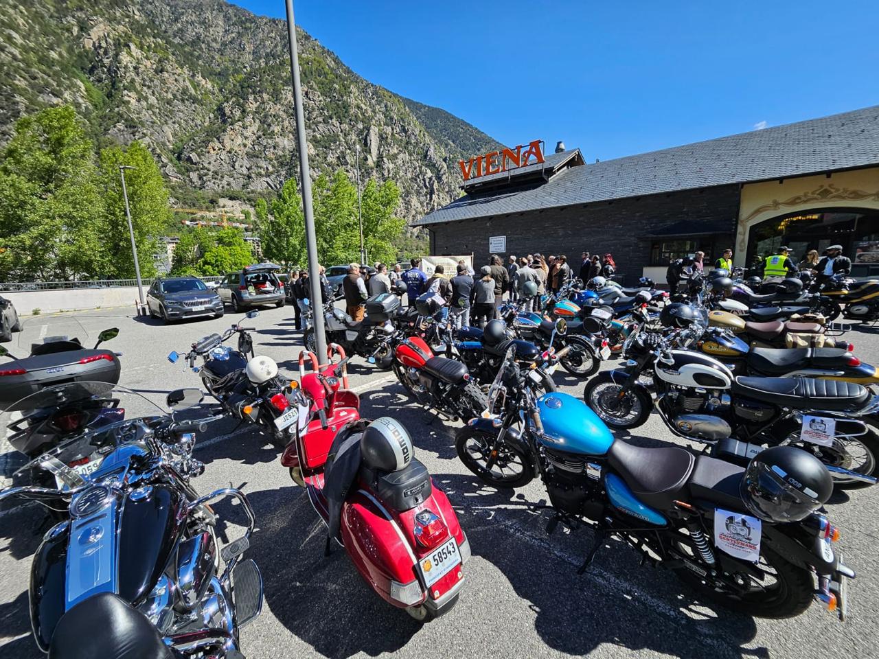 Les motocicletes,  al Viena preparades per sortir.