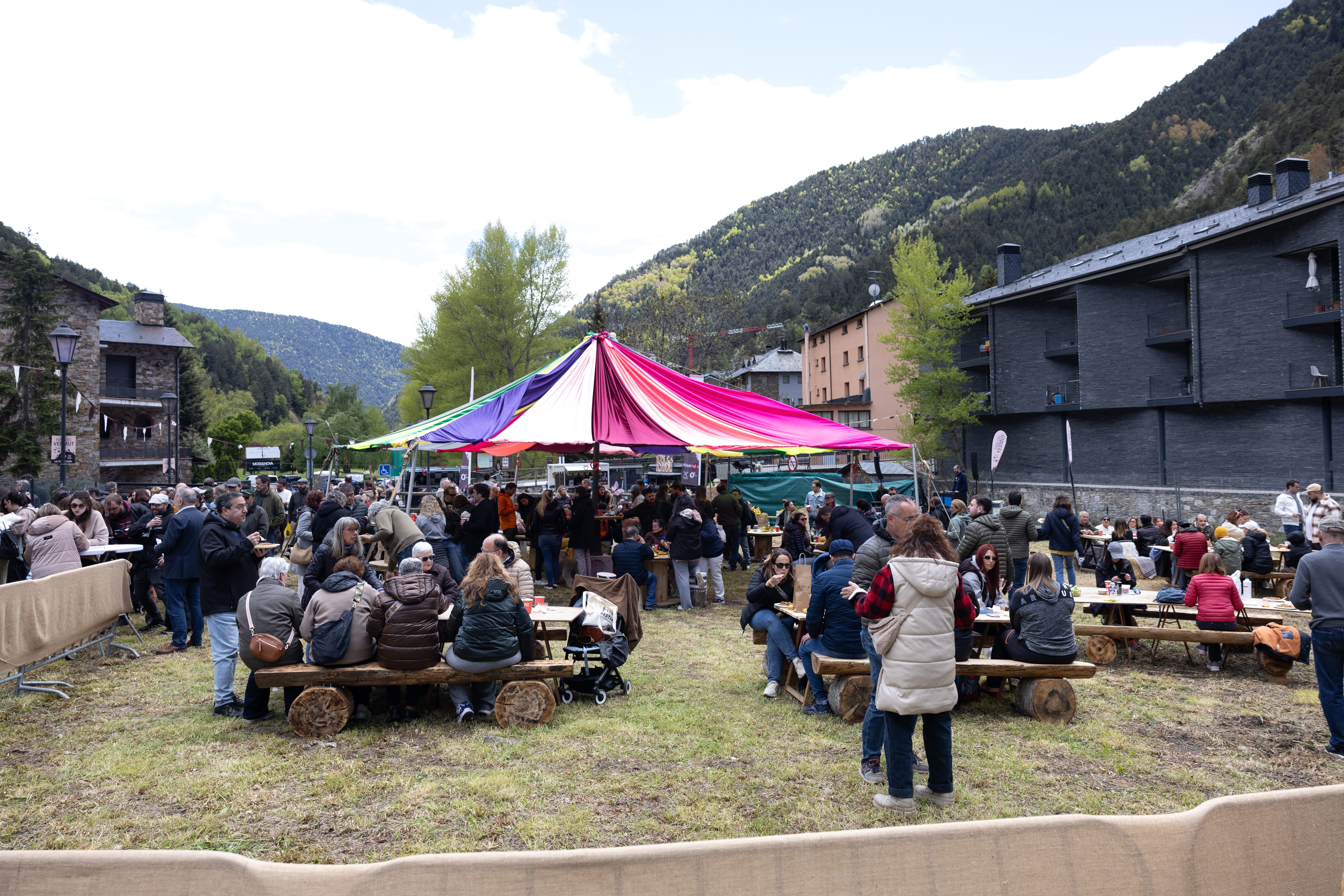 Unes 1.000 persones gaudeixen de la Fira del Vermut a la Cortinada.