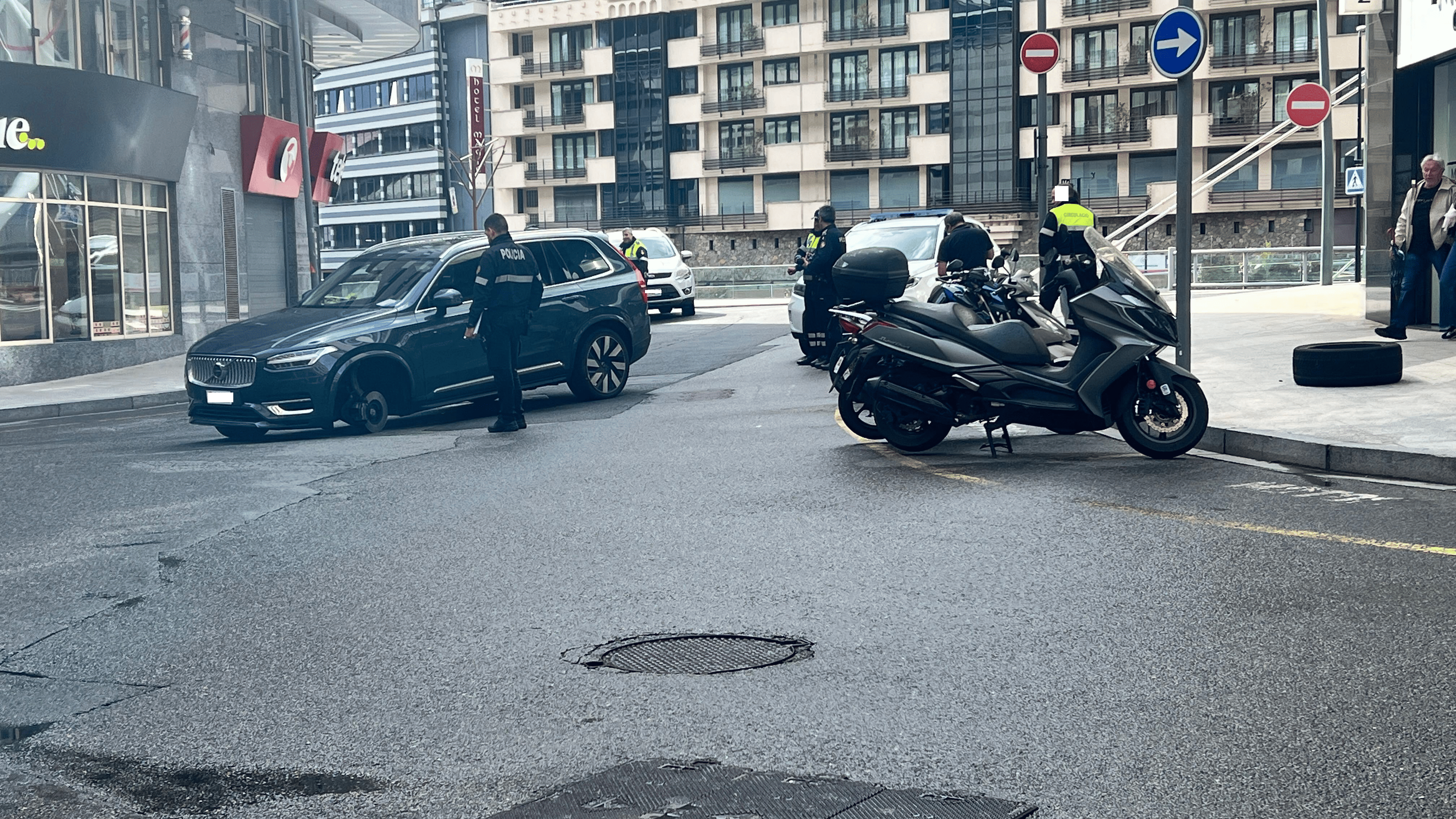 Efectius de la policia, revisant el lloc de l'incident.