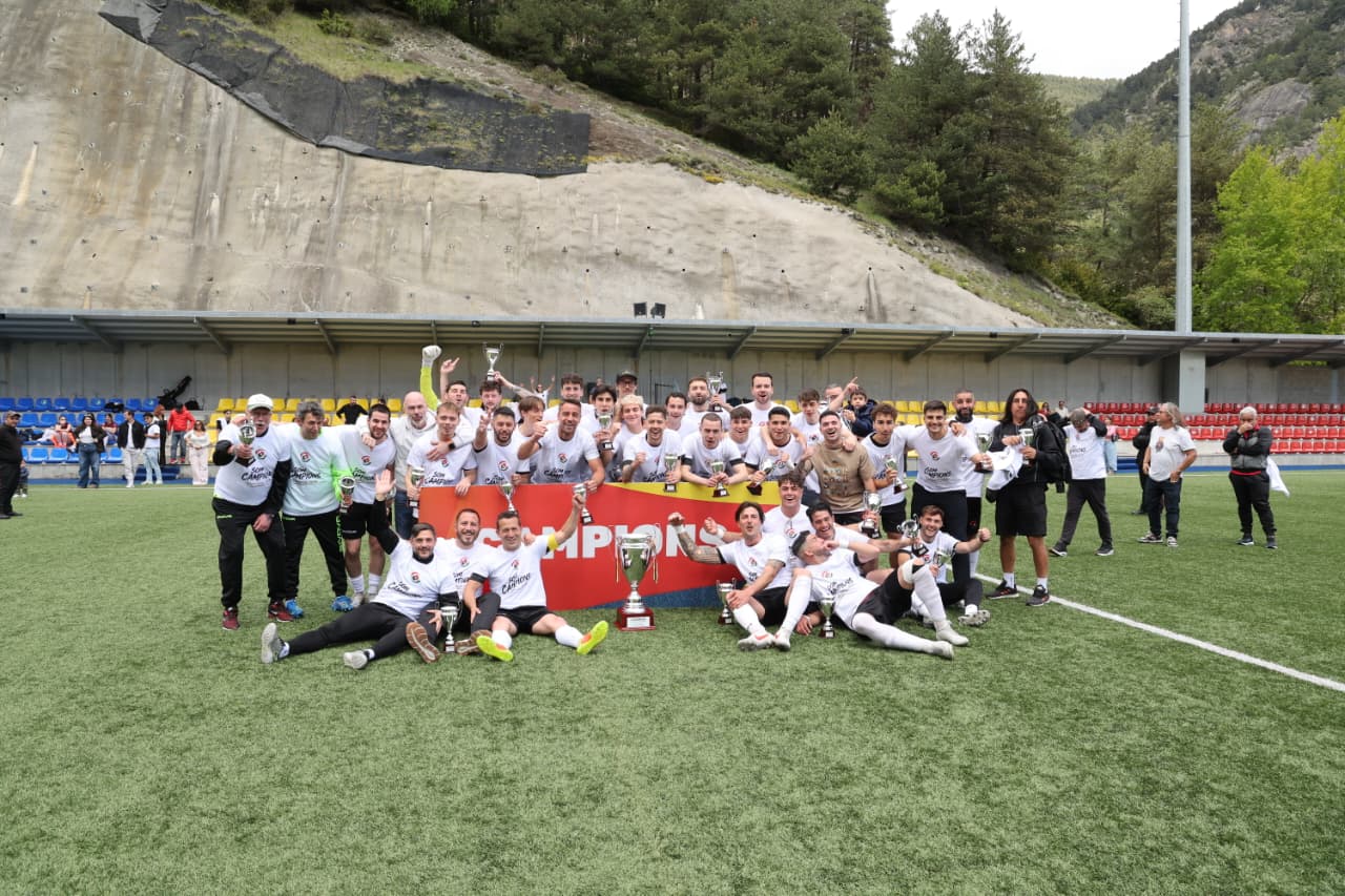 La plantilla del Casa de Portugal, celebrant el campionat i l'ascens a la primera divisió.