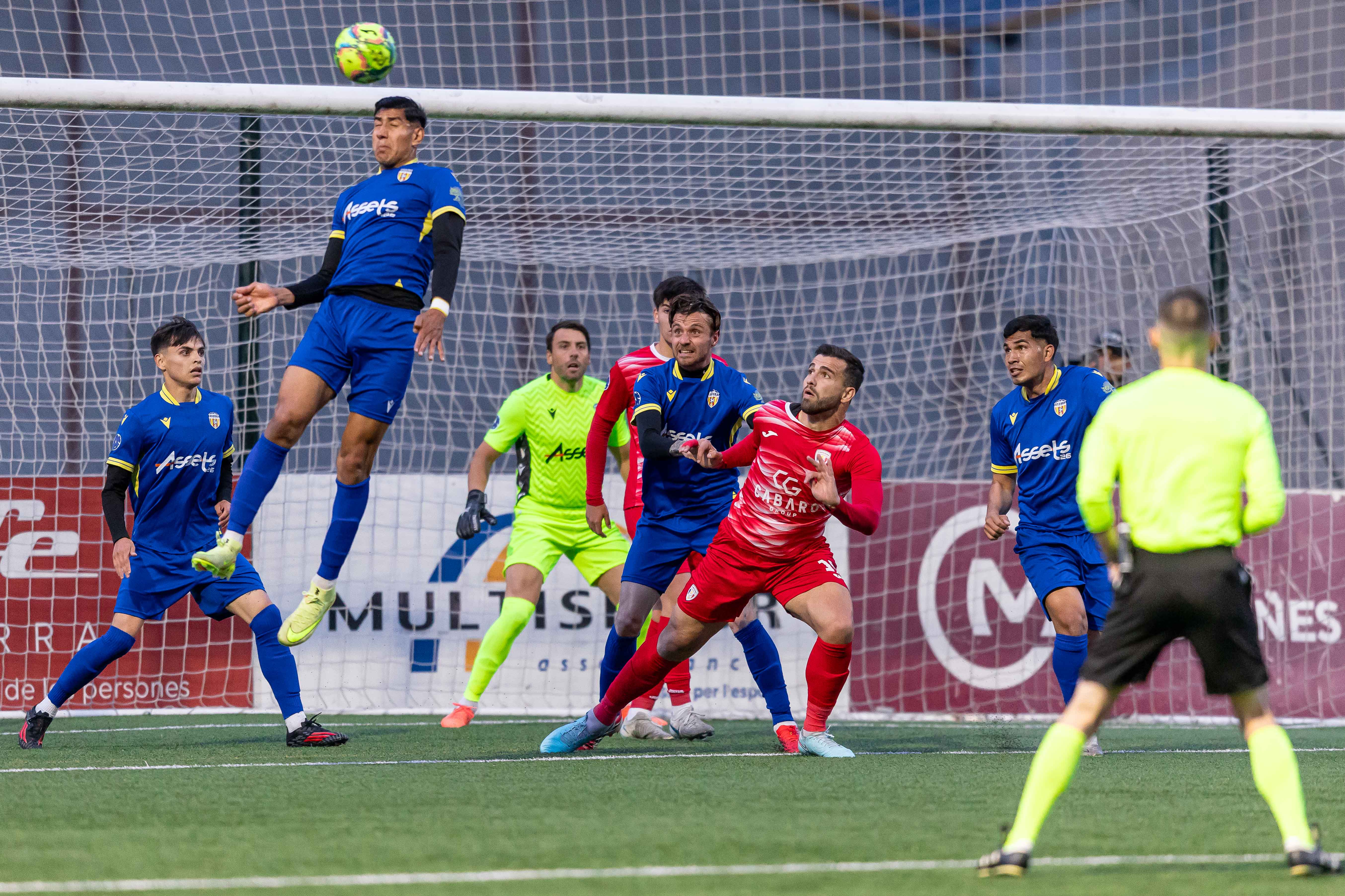 El Ranger's ha aconseguit mantenir la tercera posició en vèncer a l'FC Santa Coloma. El Ranger's ha aconseguit mantenir la tercera posició en vèncer a l'FC Santa Coloma.
