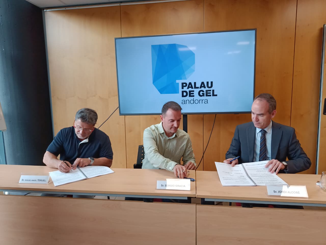 Firma de l'adjudicació de les obres de reforma del Palau de Gel.