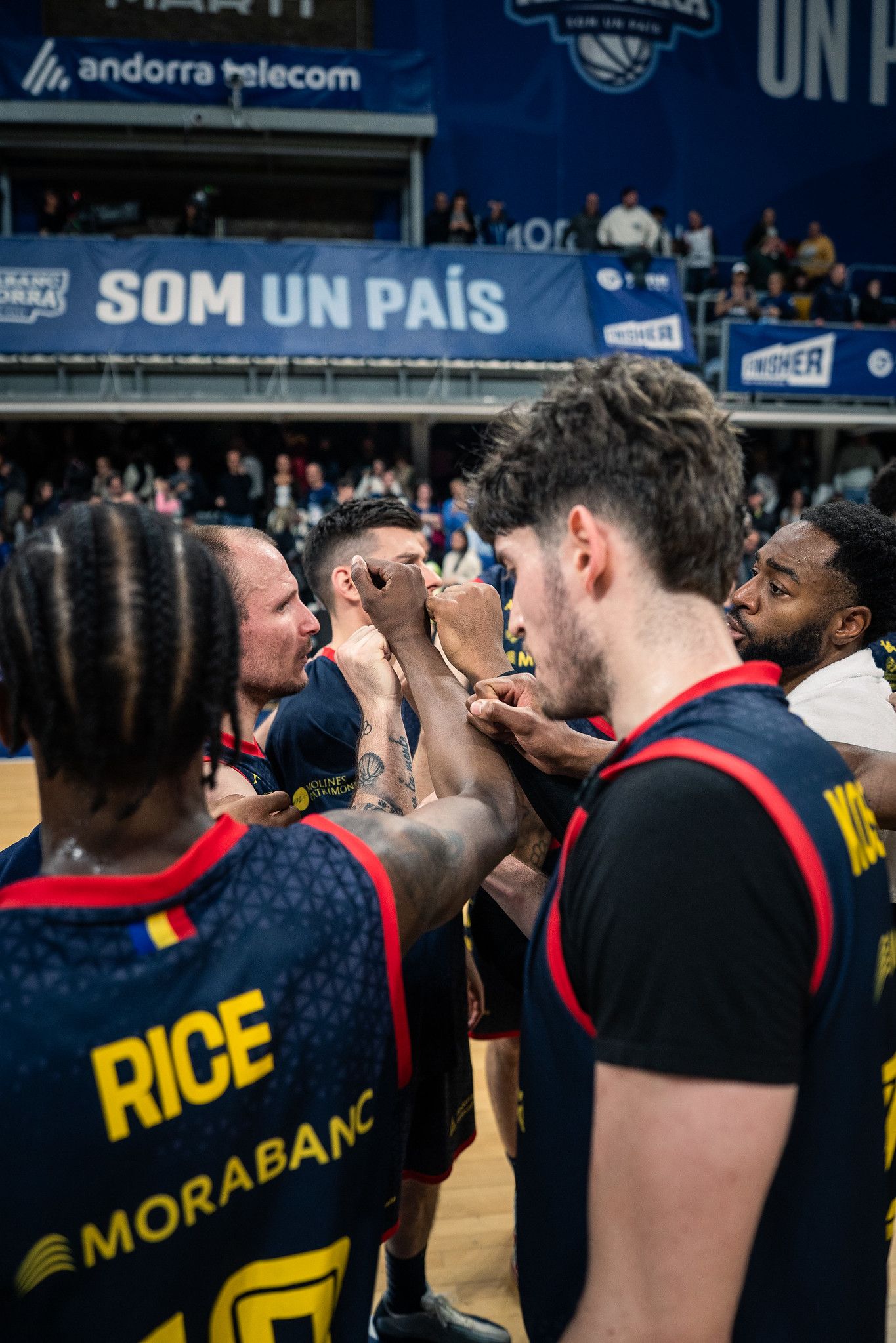 Els jugadors del MoraBanc Andorra, decebuts en acabar el partit contra el Burgos. 