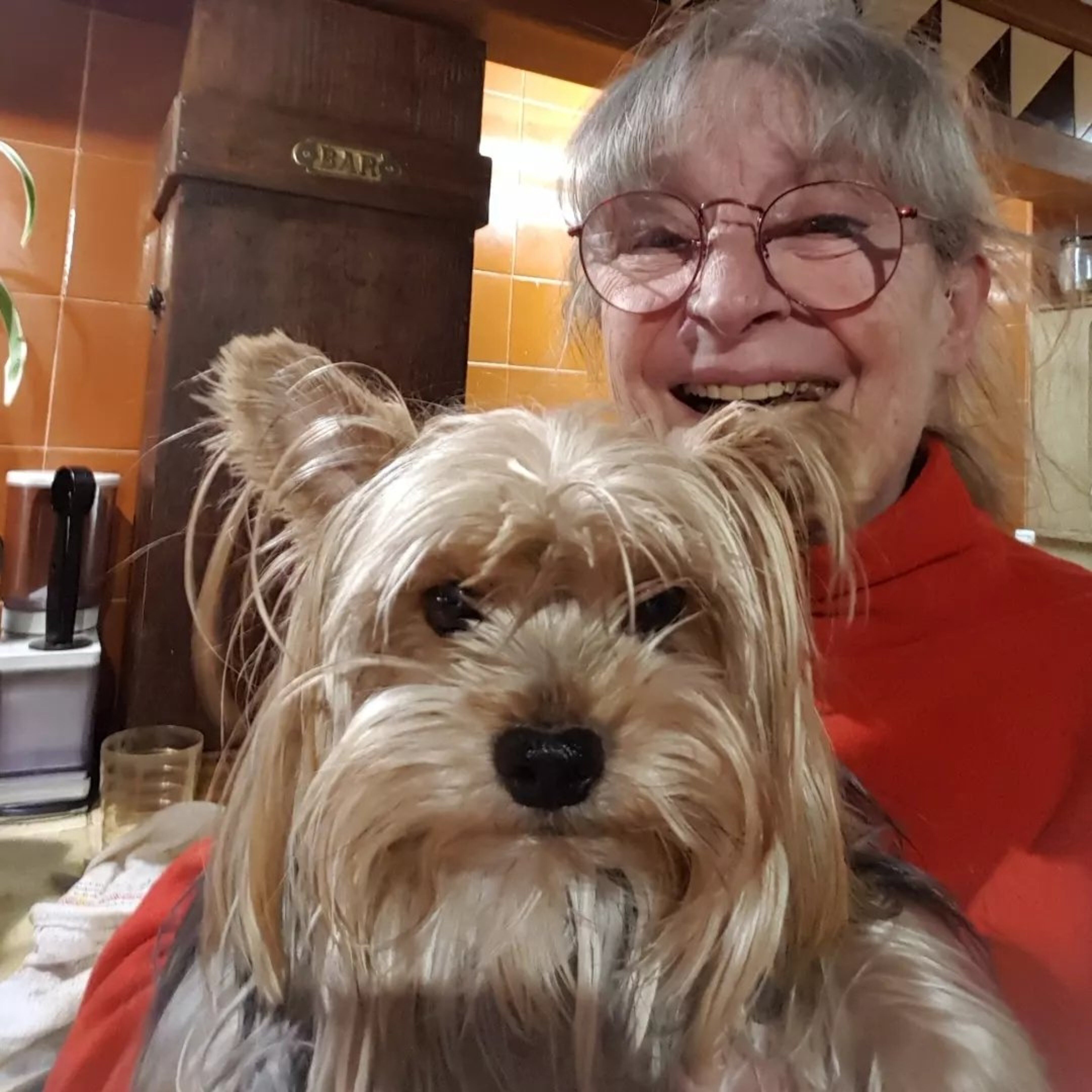 Dolors Novellas amb un dels seus animals de companyia.