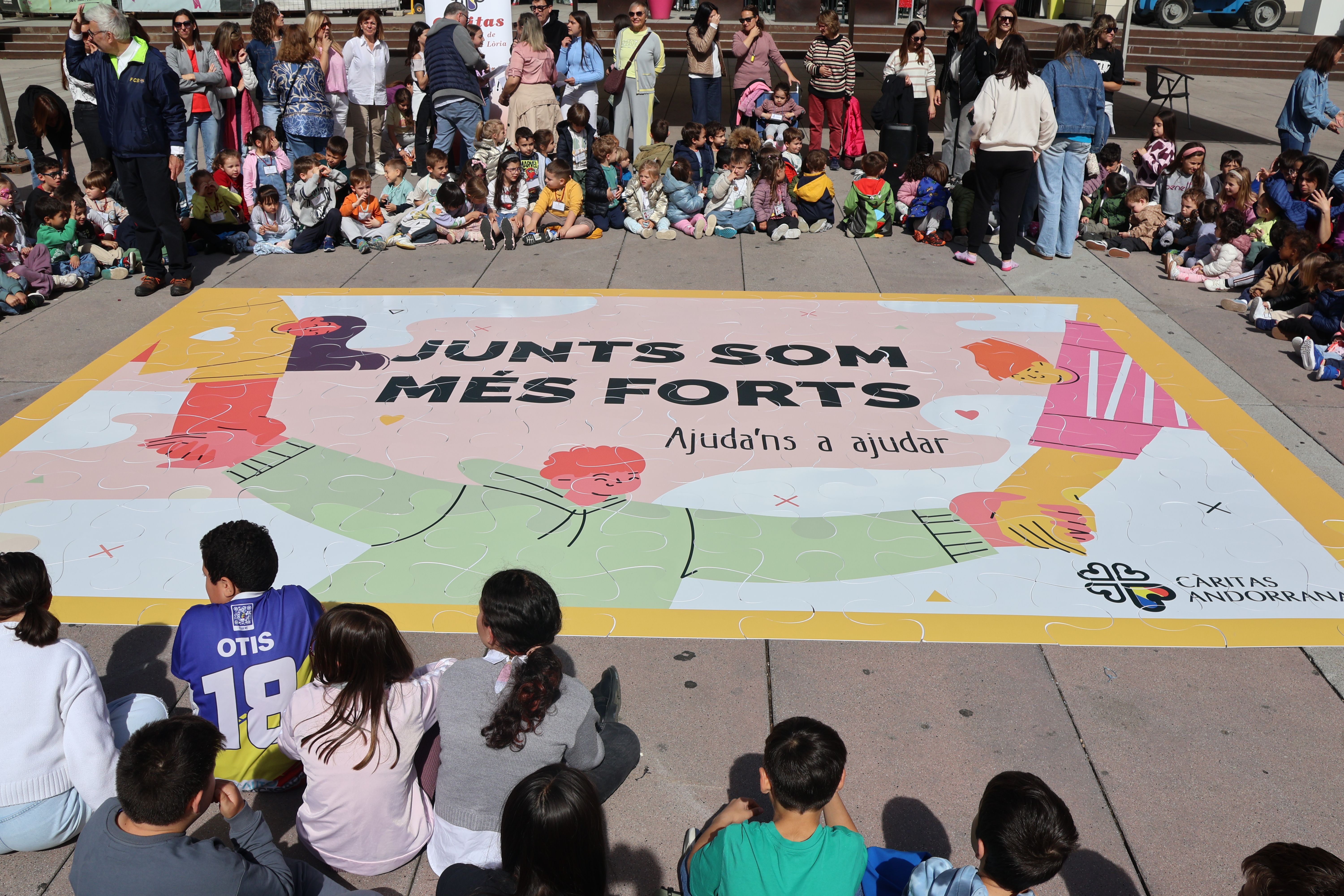 Sant Julià fa pinya per la solidaritat amb una cadena humana de 500 alumnes.