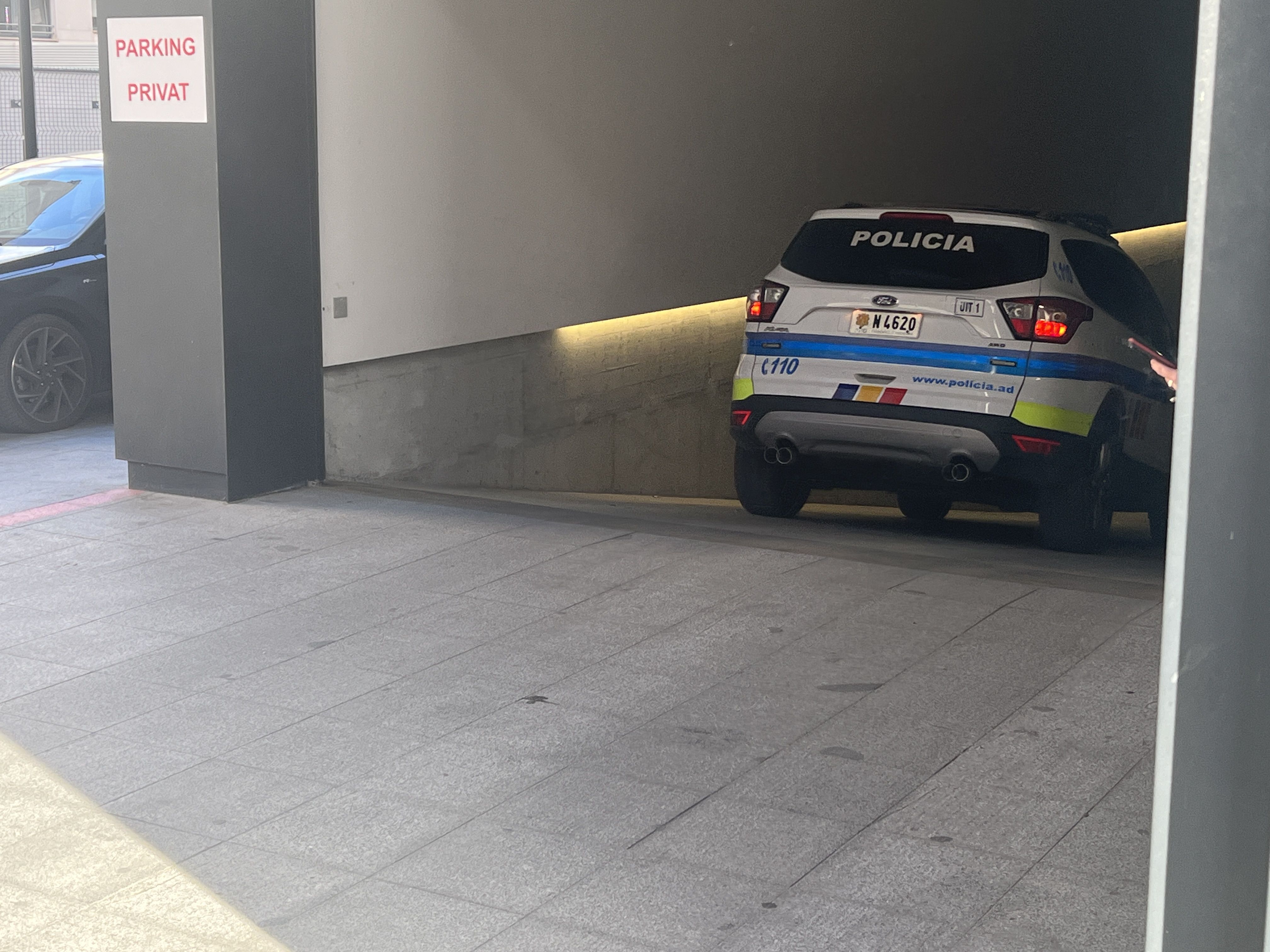 El cotxe de policia que va dur l'acusat a la Seu de la Justícia el dia que li van notificar la sentència del Tribunal de Corts.