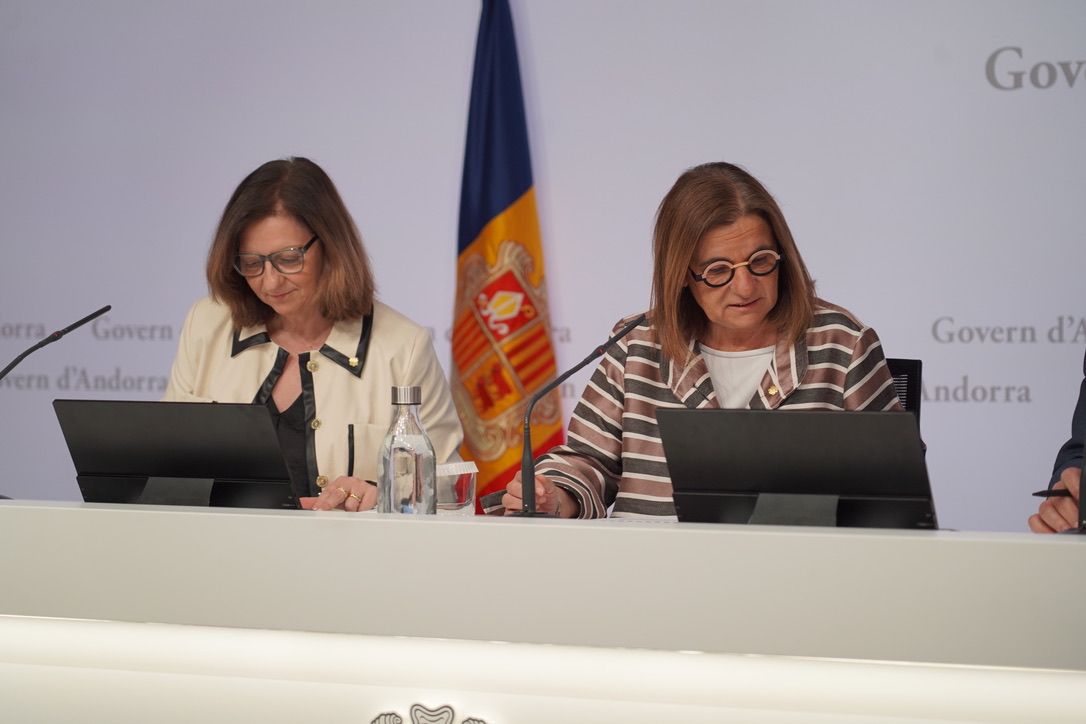 la ministra d’Afers Socials, Trini Marín, la secretària d’Estat Esther Cervós.