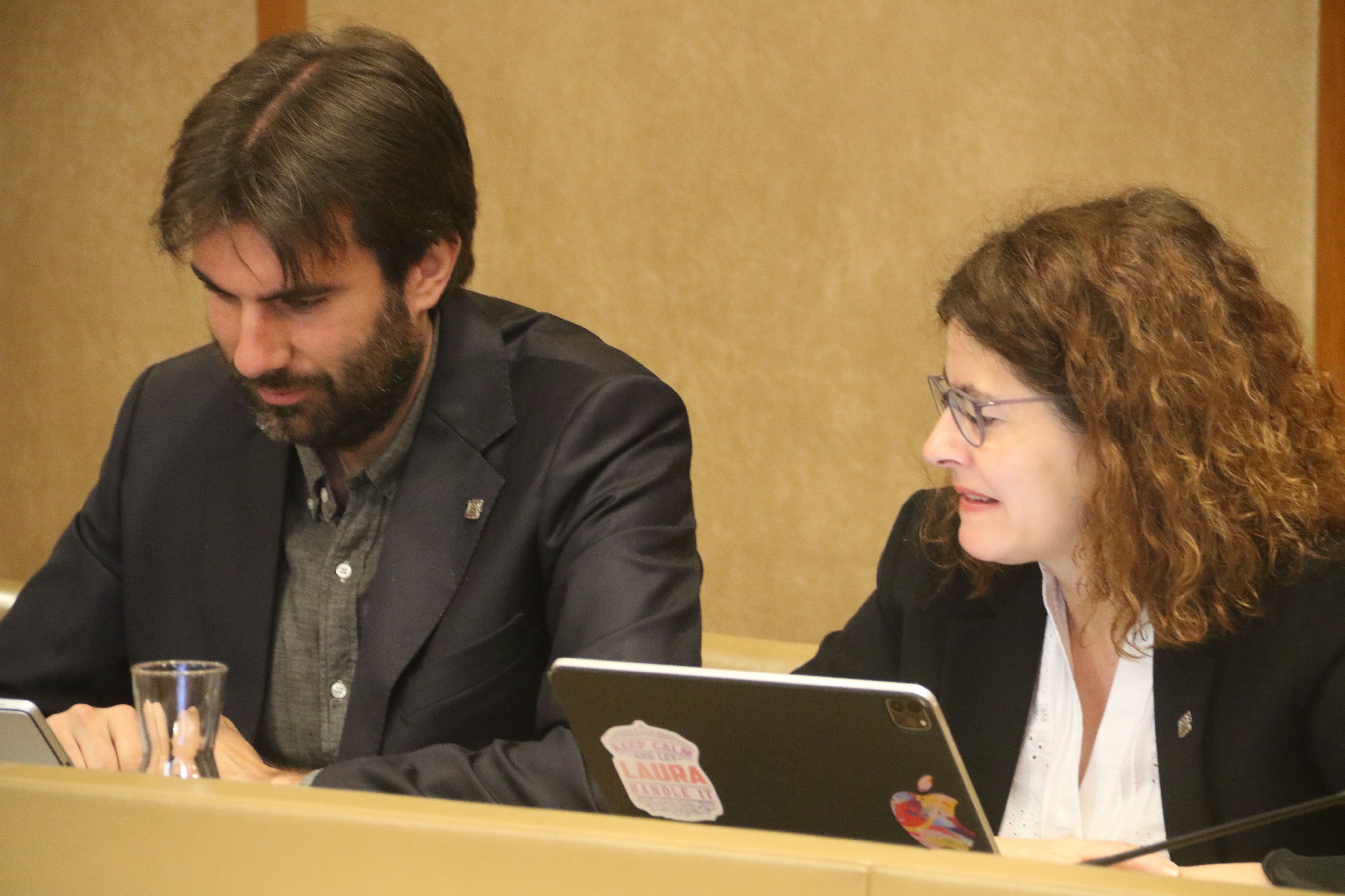 Guillem Forné i Laura Bragança durant una sessió de consell de comú.