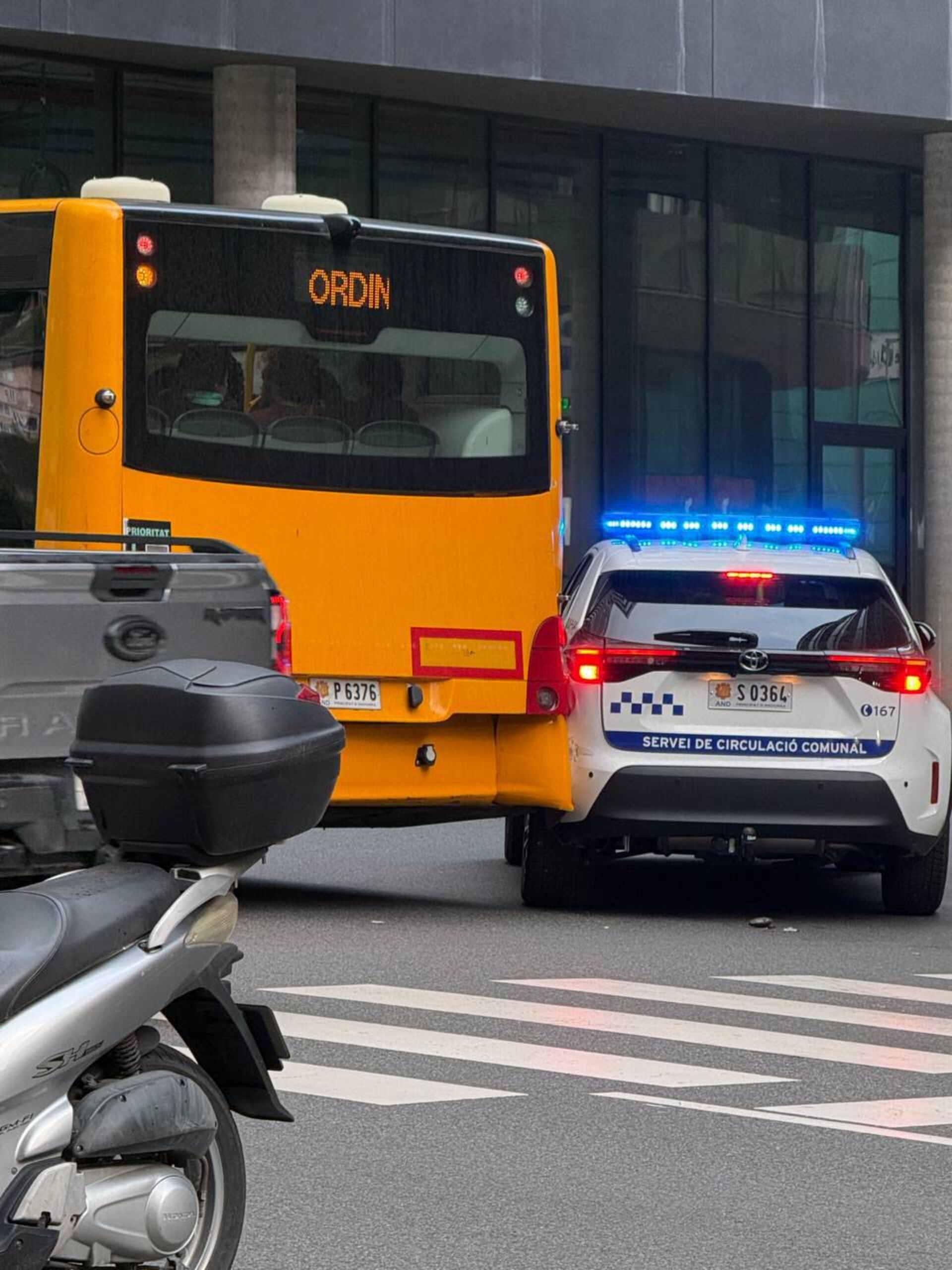 Xoc entre un vehicle del servei de circulació i un autobús a Escaldes-Engordany. Xoc entre un vehicle del servei de circulació i un autobús a Escaldes-Engordany.