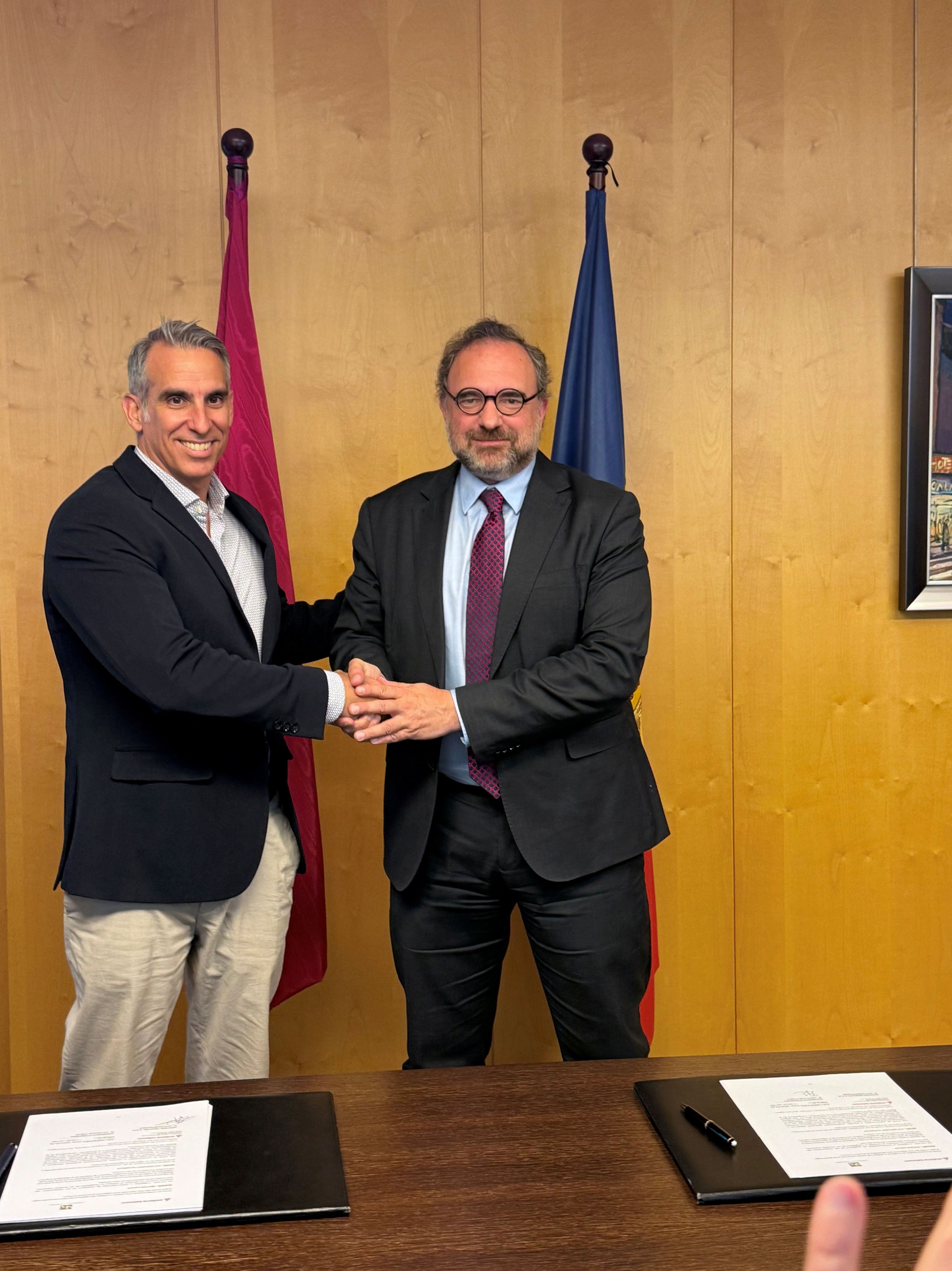 César Marquina i Juli Minoves han signat un conveni.
