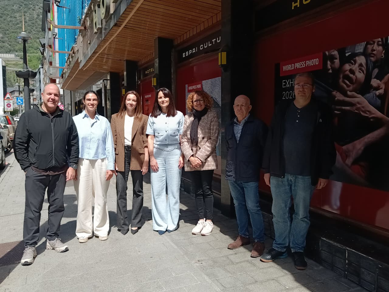 Organitzadors i patrocinadors del World Press Photo a Andorra davant de l'hotel Pol.
