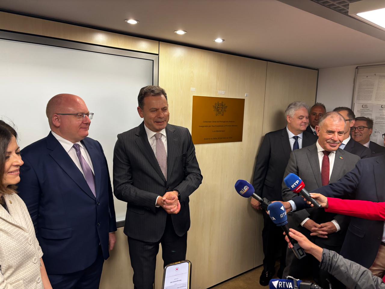 Luís Montenegro i Duarte Pinto da Rocha durant la inauguració del Consulat portuguès. Luís Montenegro i Duarte Pinto da Rocha durant la inauguració del Consulat portuguès.