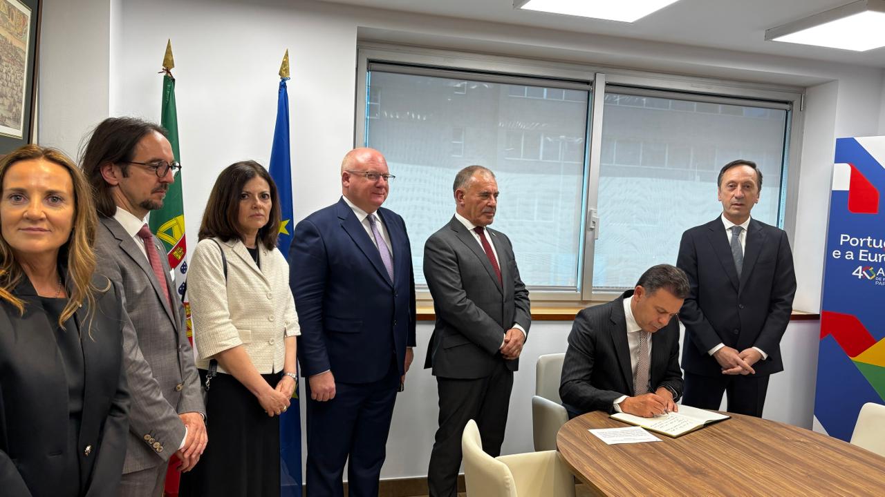 Luís Montenegro firmant el llibre d'or del Consulat.