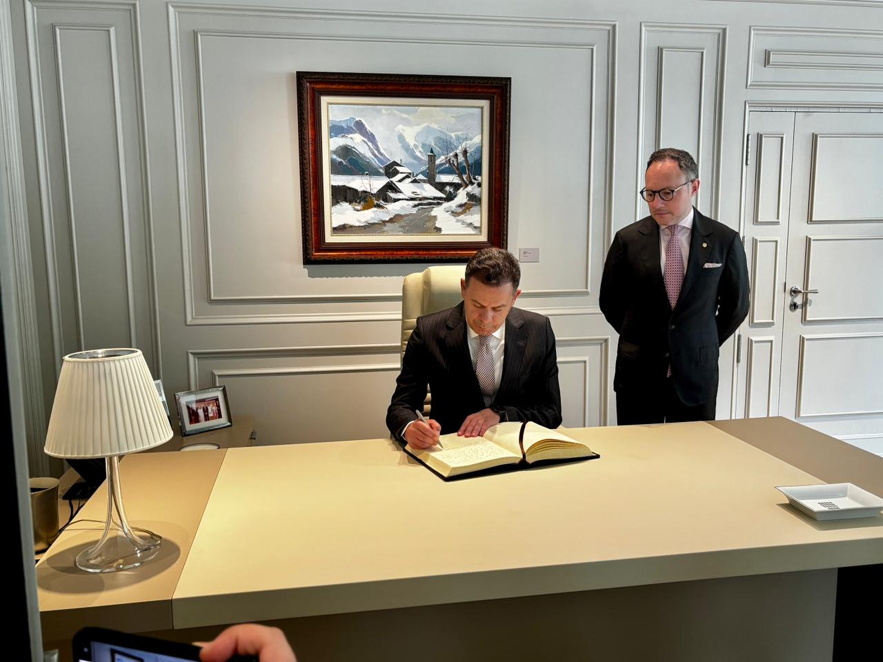 Luís Montenegro firmant el llibre d'or del Govern d'Andorra. La portaveu del Sindicat, Rebeca Bonache.