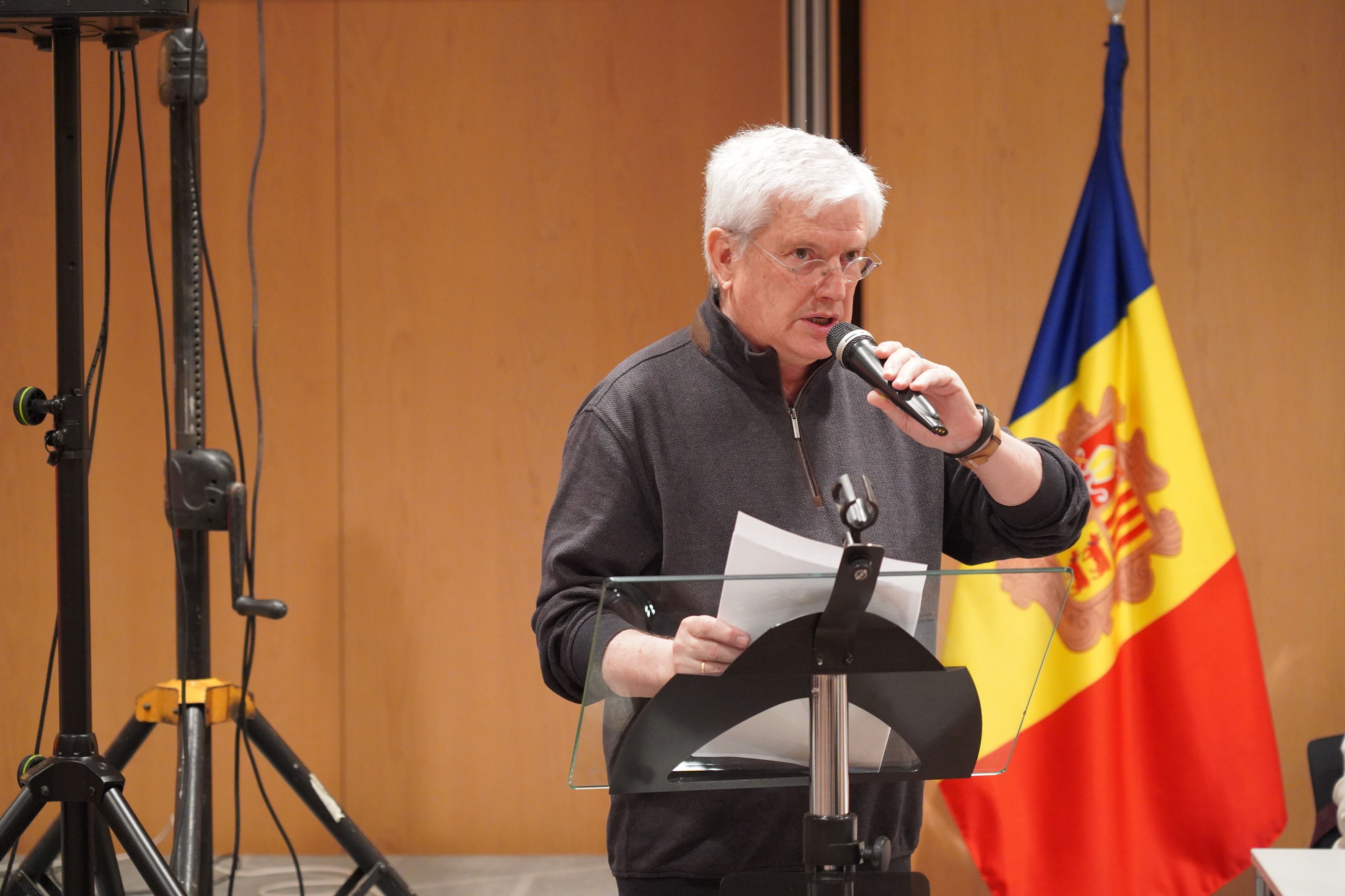 Fèlix Zapatero durant el seu discurs. La portaveu del Sindicat, Rebeca Bonache.
