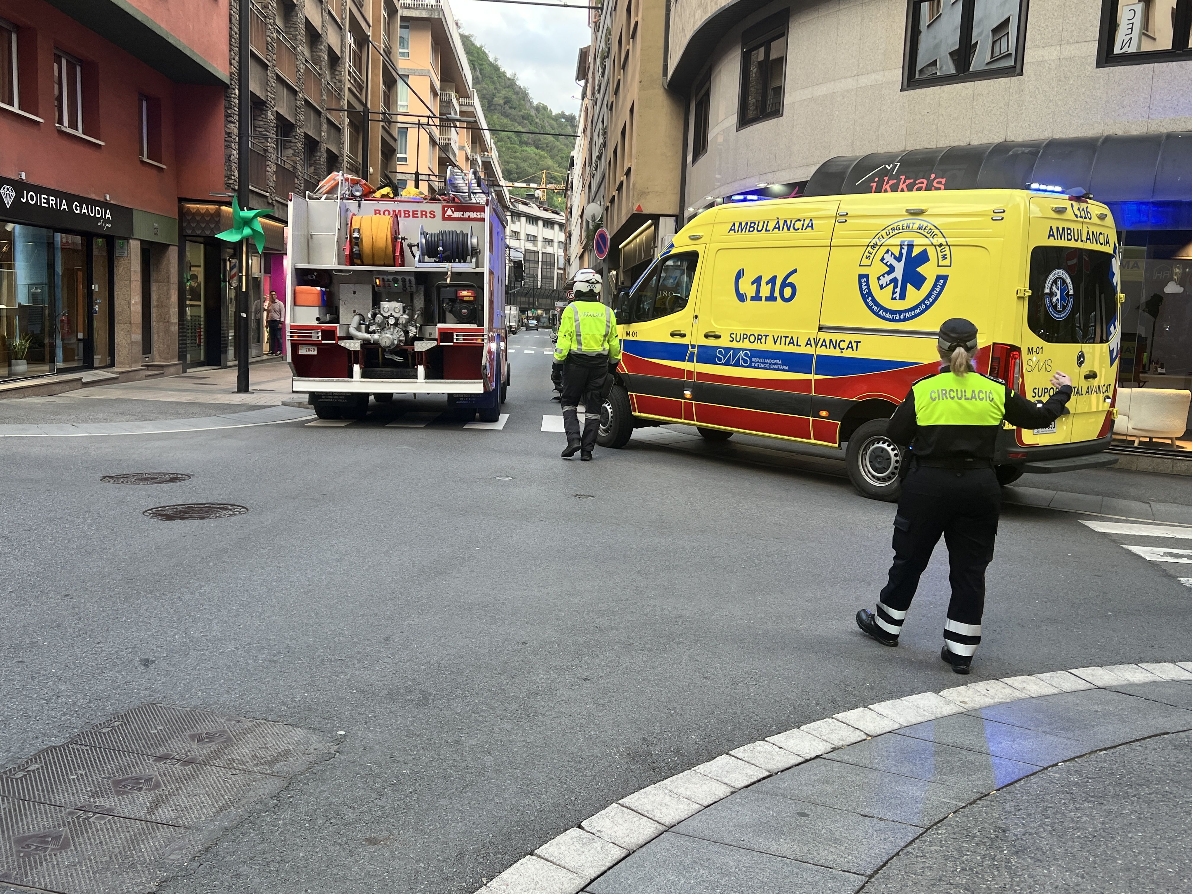 Agents de circulació regulant el trànsit en marxar els bombers i quedar-se el SUM a prop del domicili del finat. Agents de circulació regulant el trànsit en marxar els bombers i quedar-se el SUM a prop del domicili del finat.