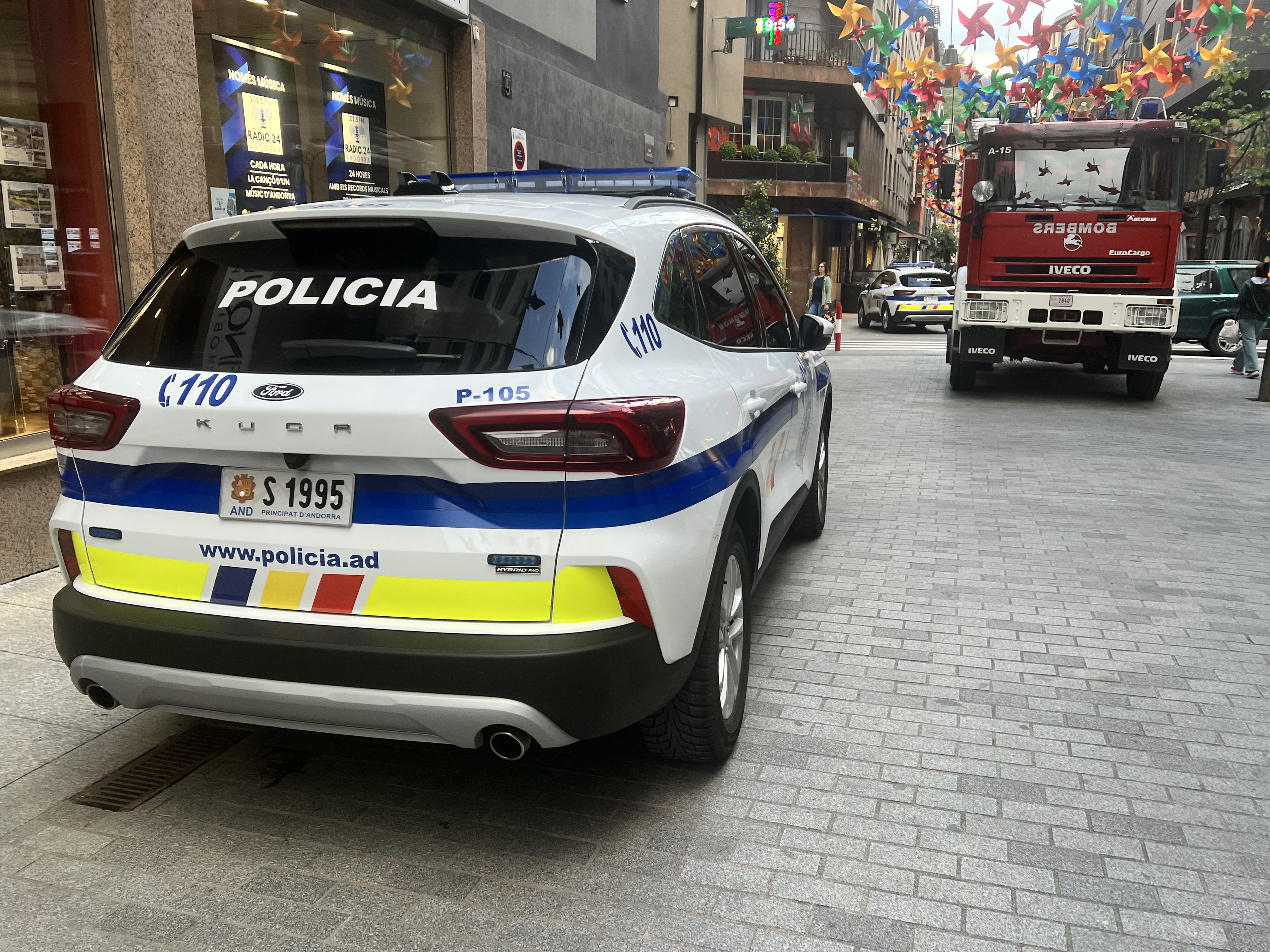 Vehicles de policia i bombers La portaveu del Sindicat, Rebeca Bonache.