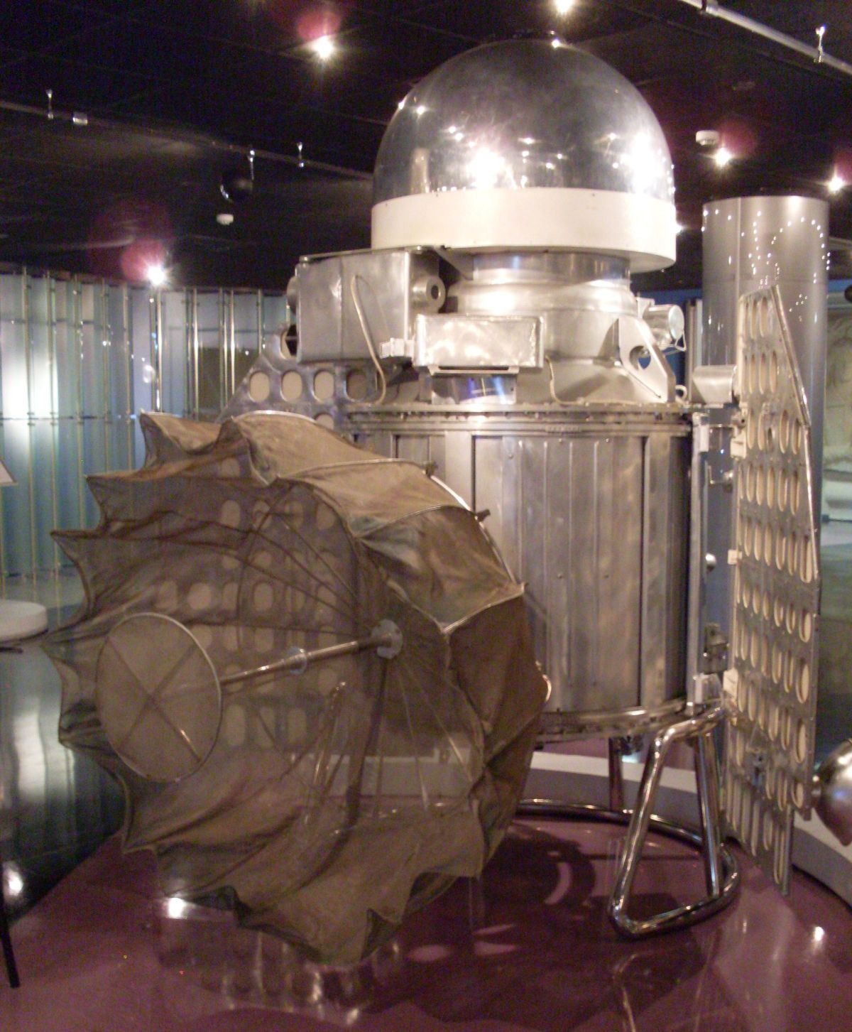 Maqueta a escala 1:1 de la Venera 1 al Museu de l'Astronautica de Moscú La portaveu del Sindicat, Rebeca Bonache.