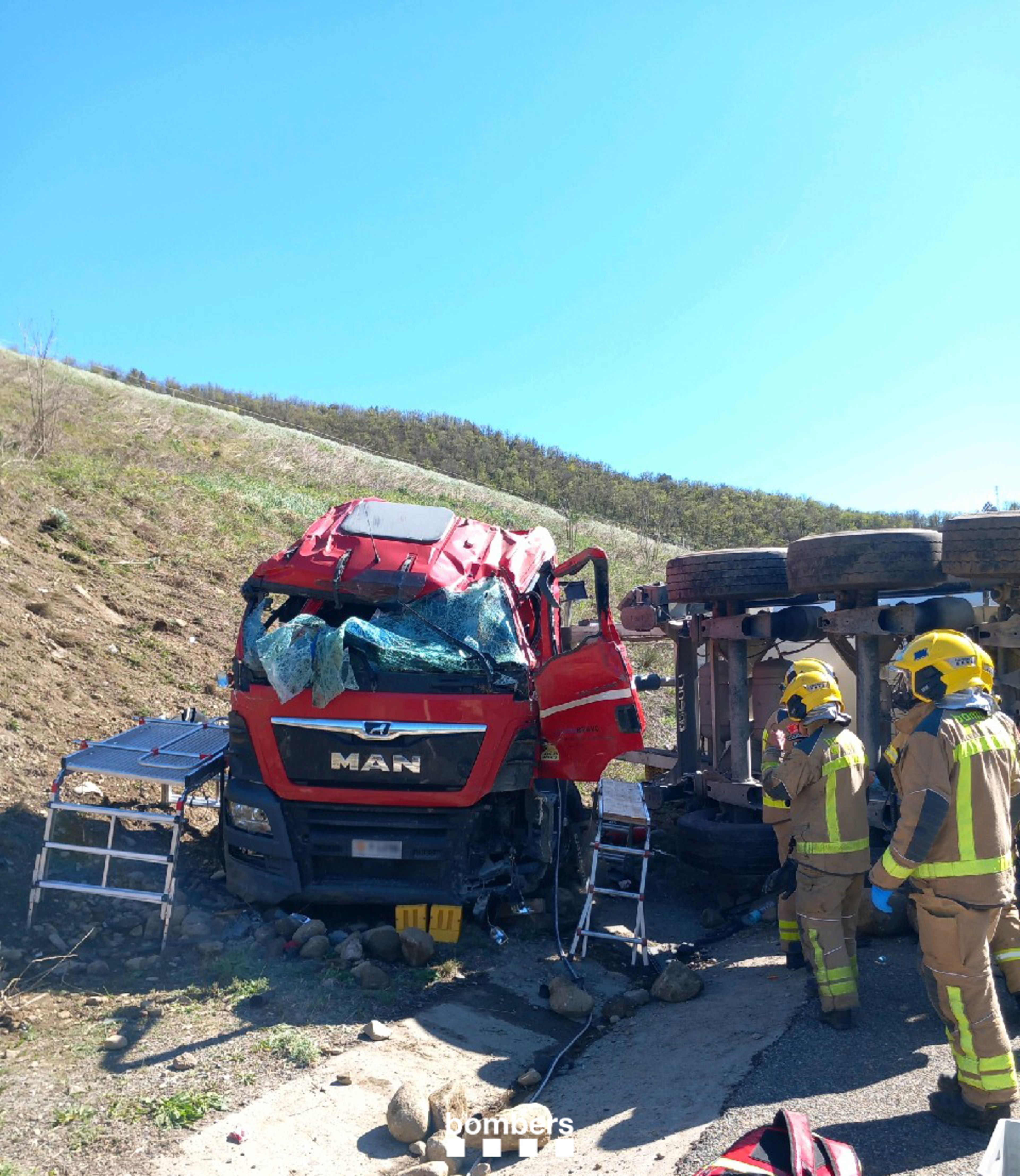 Els bombers treballant en l'accident.