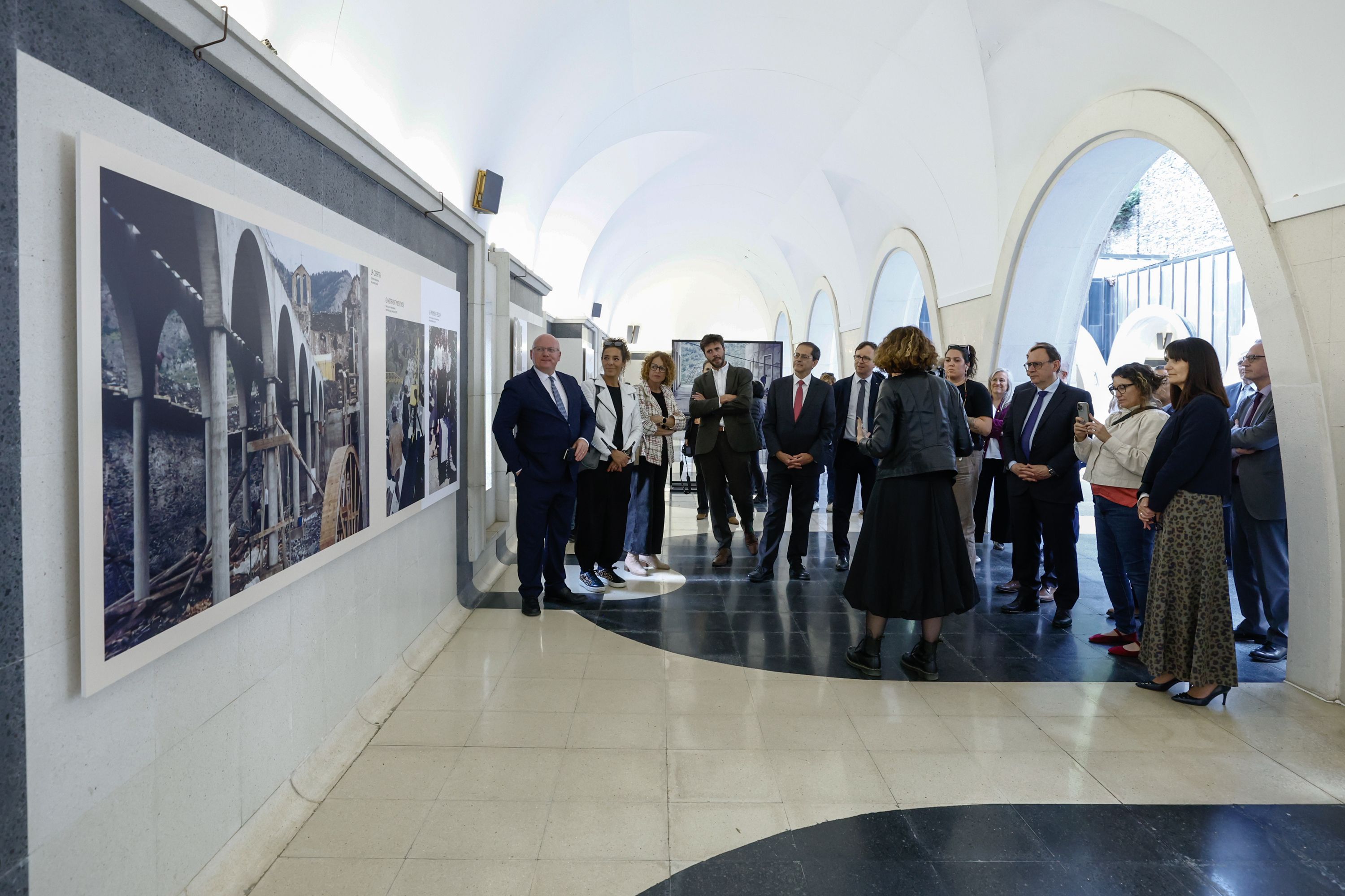 Visita de les autoritats a l'exposició