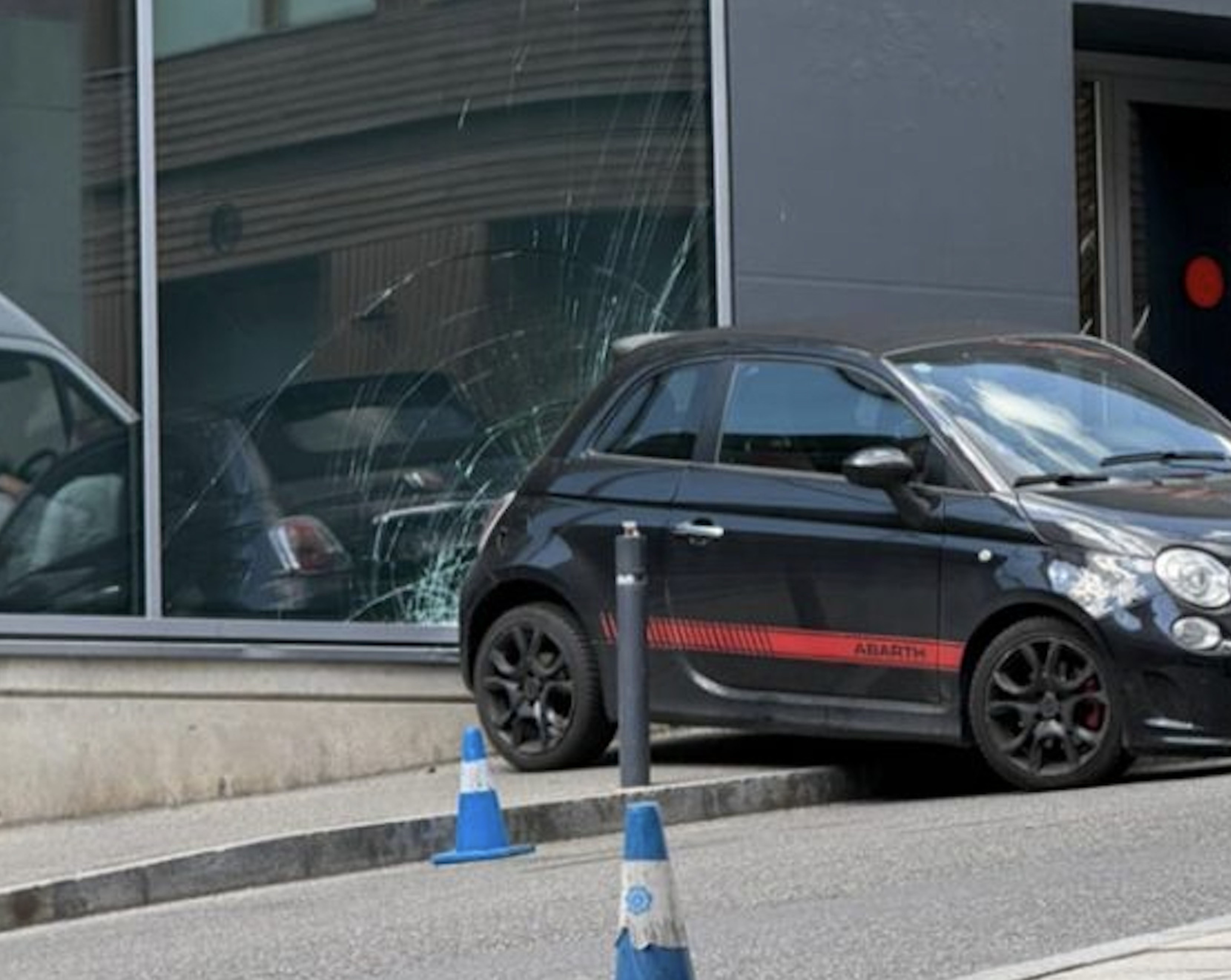 El vehicle que s'ha encastat contra la vidriera.