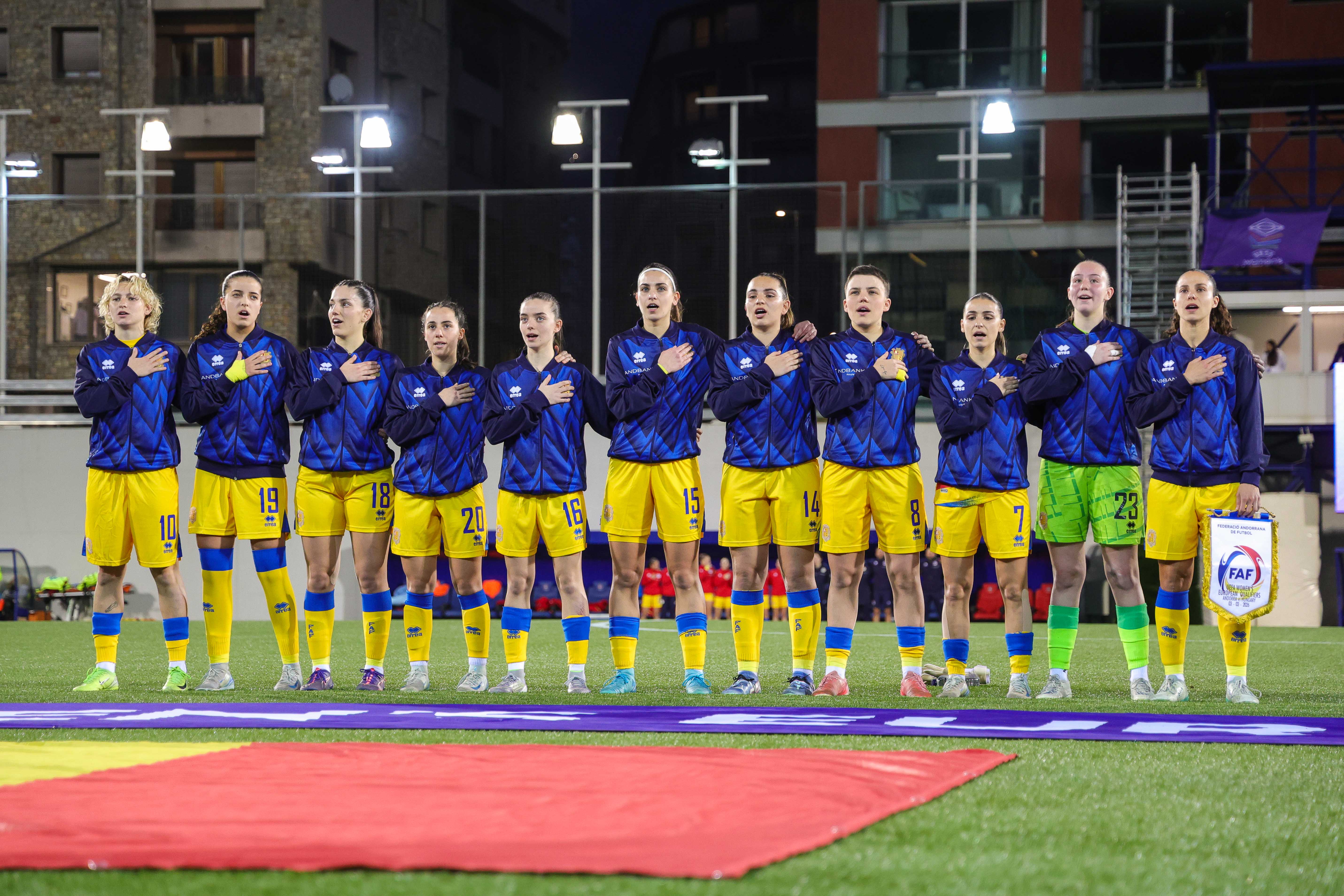 La selecció femenina davant Hongria al pre-europeu. // FAF La portaveu del Sindicat, Rebeca Bonache.